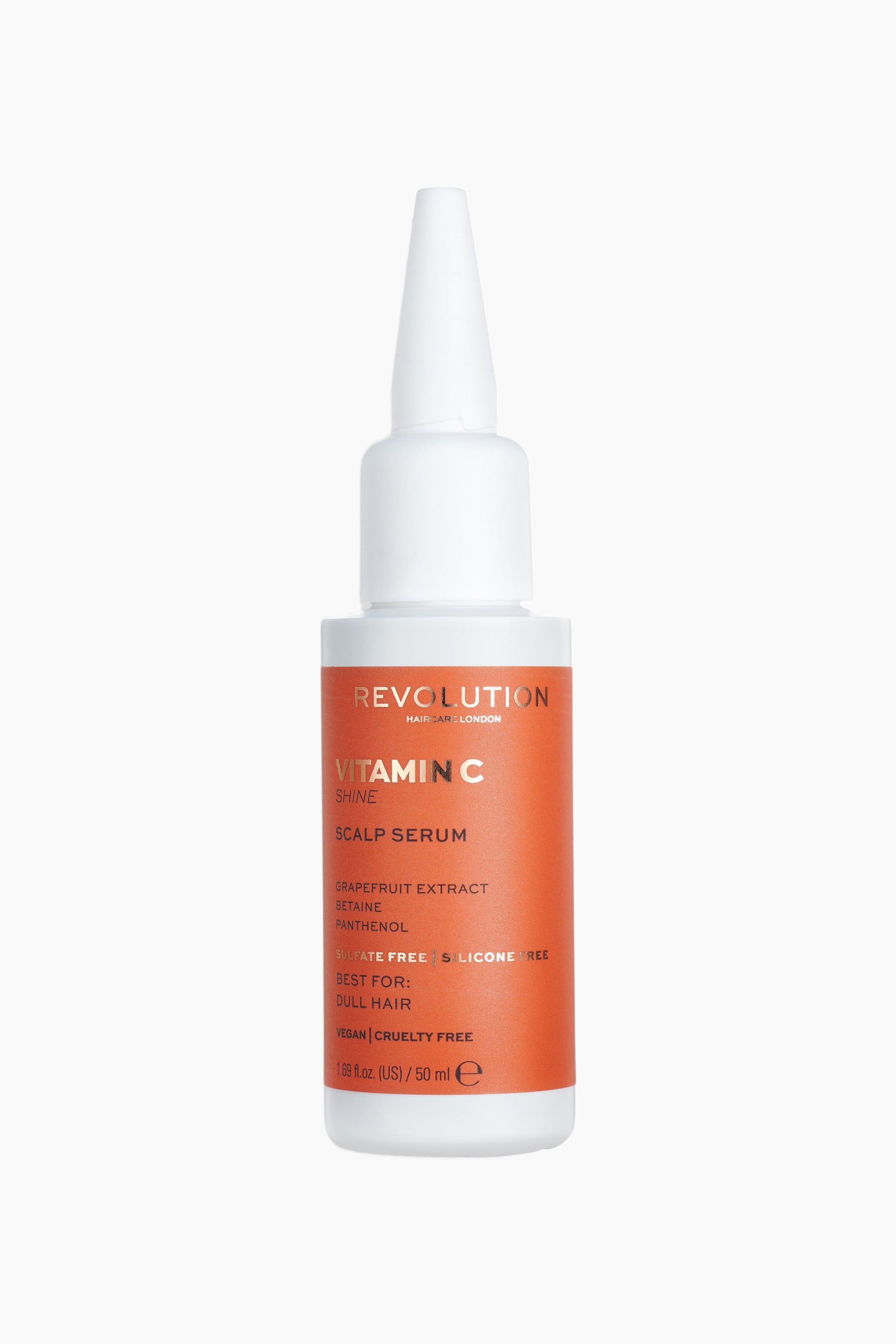 Näytä suurempi kuva: Vitamin C Shine Scalp Serum on asetettu pystyyn eteenpäin suuntautuvassa näkymässä, ja siinä näkyy valkoinen sylinterimäinen pullo, jonka päällä on pitkä, kapeneva valkoinen suutinapplikaattorikorkki. Pullossa on eläväinen oranssi etiketti, jossa on metallinhohtoiset kuparinsävyiset kirjaimet ja joka esittää tuotteen nimen, keskeiset ainesosat ja hyödyt.