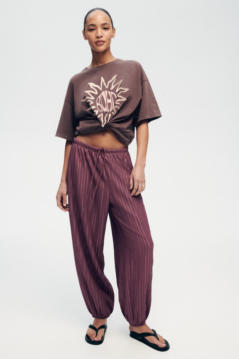 Pantalone balon kroja od reljefnog materijala