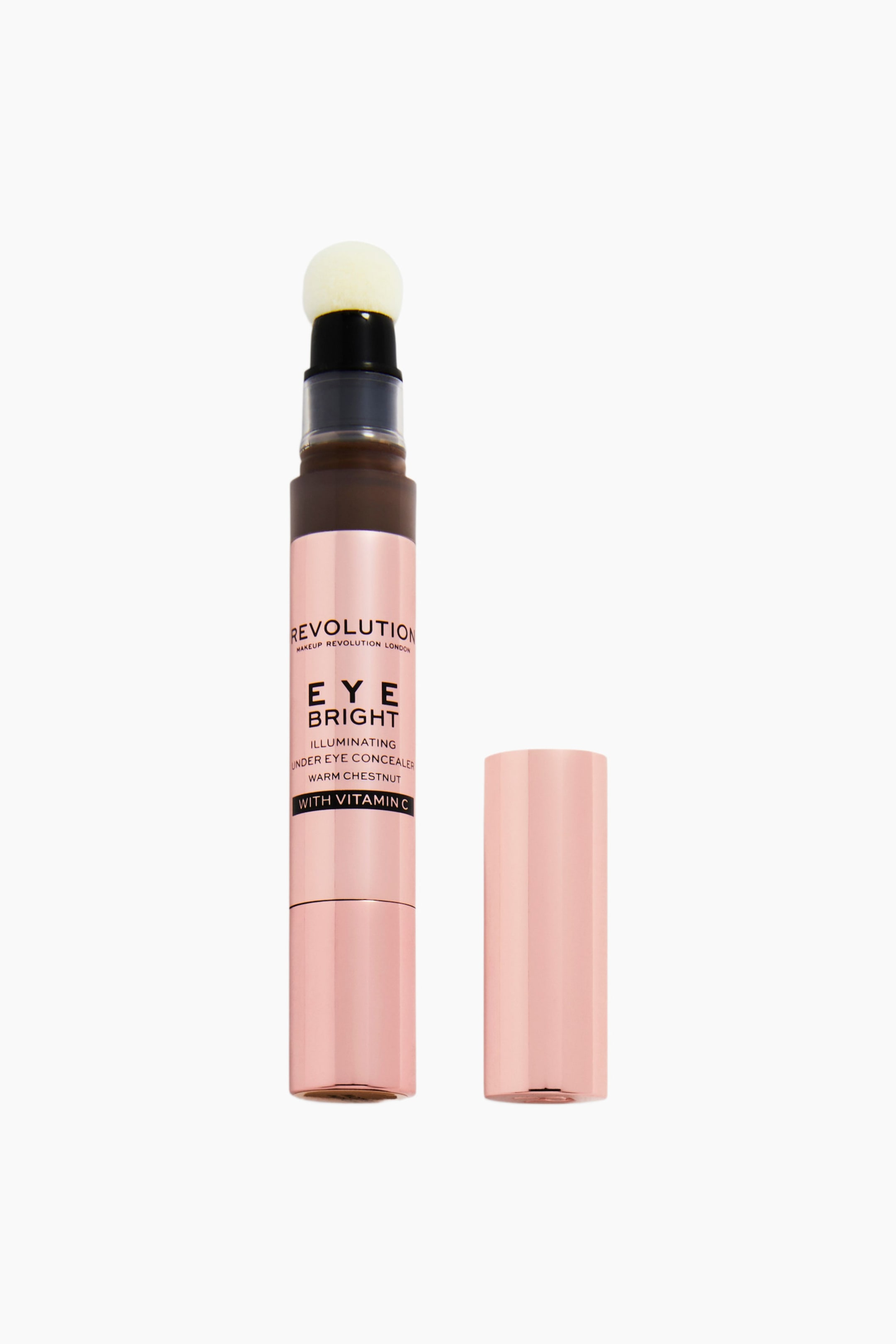 Visa större bild: Eye Bright Concealer står upprätt och visar upp ett cylindriskt hölje i metallisk roséguld med en rundad vit svampapplikator upptill och en transparent krage som avslöjar den mörkbruna concealern. Ett matchande roséguldfärgat lock står lodrätt bredvid tuben till höger.