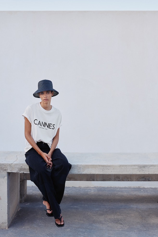 T-shirt med tryk - Hvid/Cannes/Hvid/Sortstribet - 3
