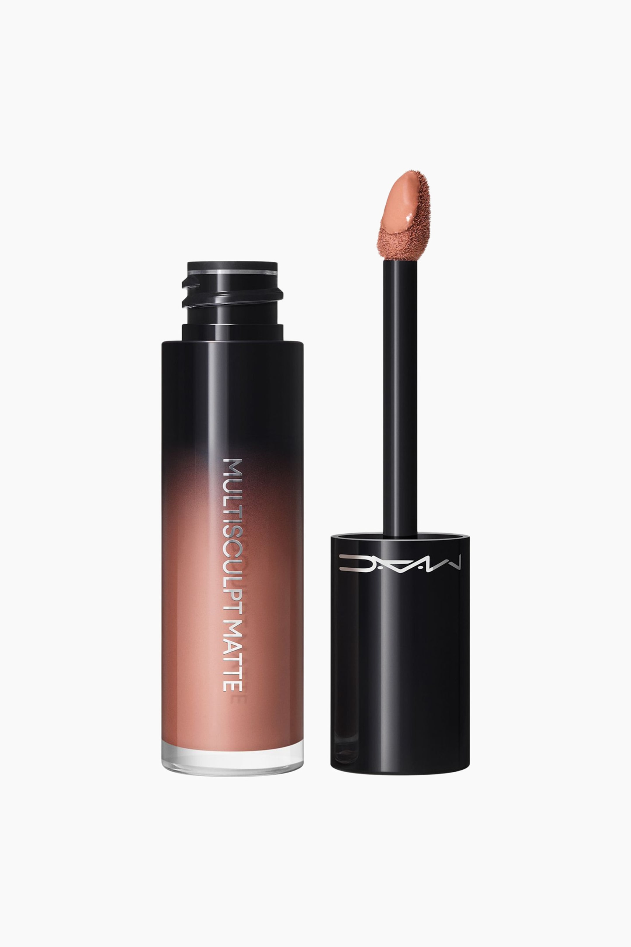 Visa större bild: En MAC Multisculpt Matte flytande läppstift visas med sin öppna behållare, där en nude-brun vätska syns i dess klara bas som övergår till en ogenomskinlig svart toppsektion med texten "MULTISCULPT MATTE". Den avtagna svarta korken, med MAC-logotypen, håller en svart handtag doe-foot applikator, som är täckt med den matchande nude-bruna vätskan.