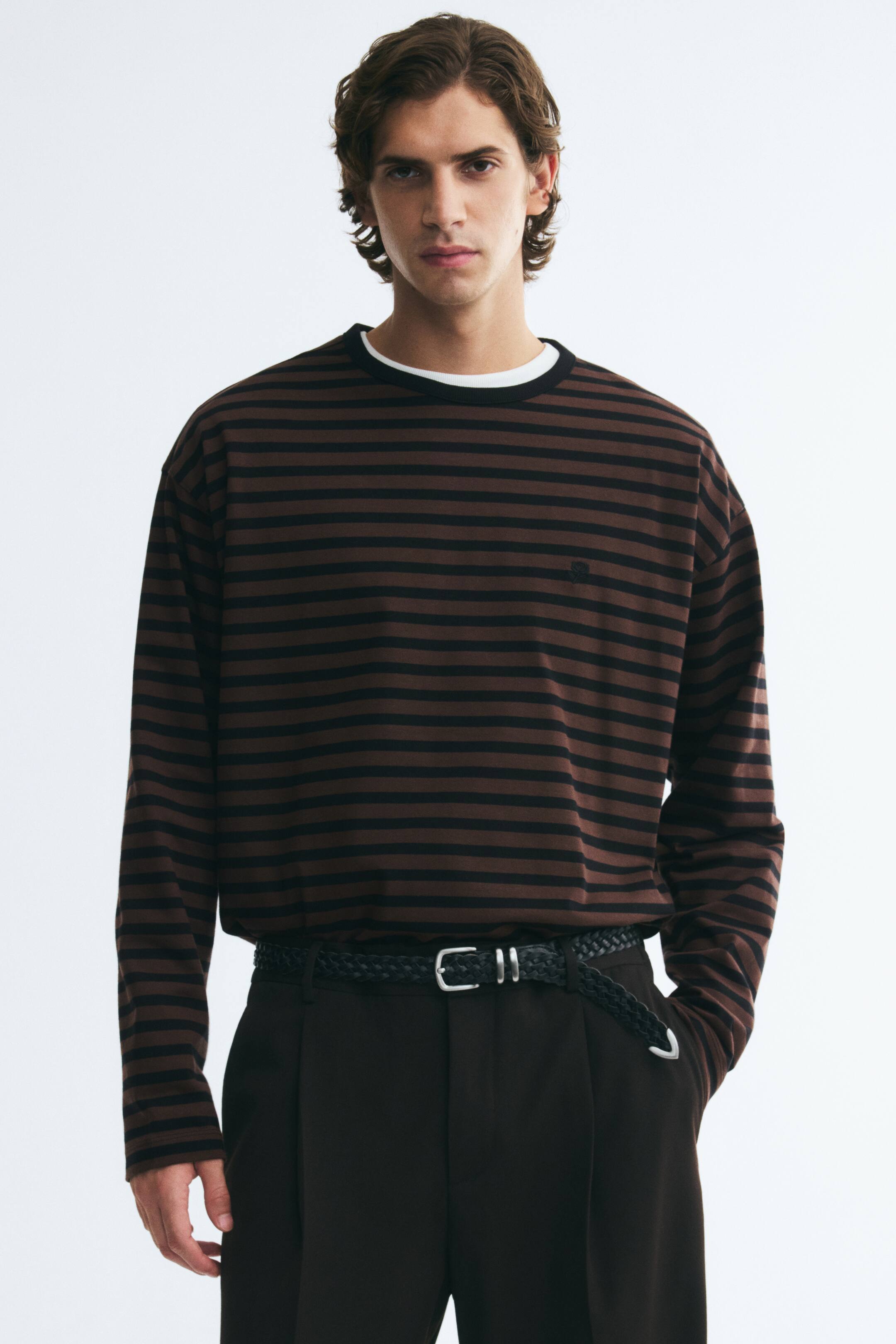 Vis større bilde: Relaxed Fit Boxy langermet T-shirt - Mørk brun/Stripet - Men | H&M NO 1