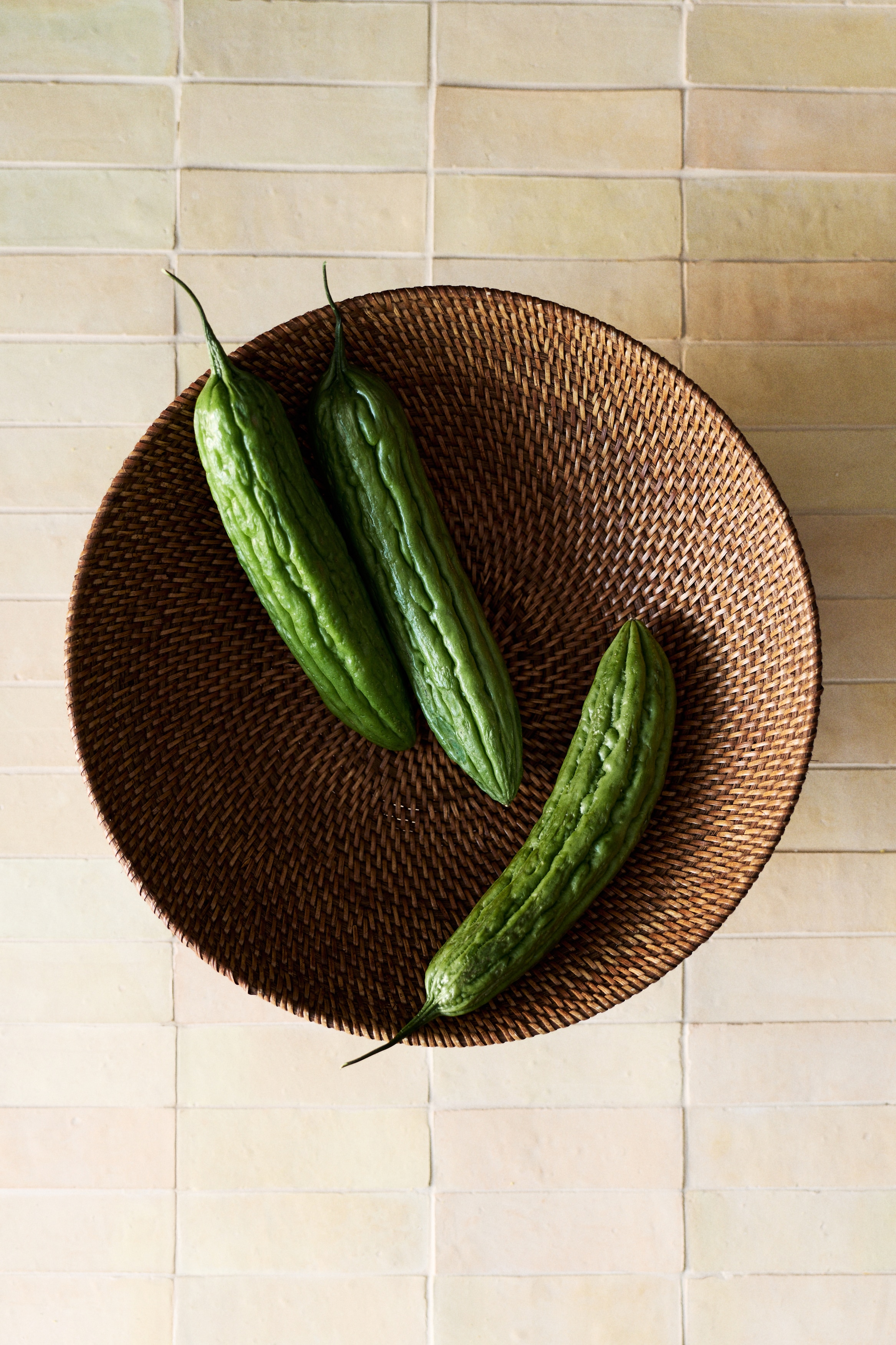 Taça com pé em rotim - Castanho