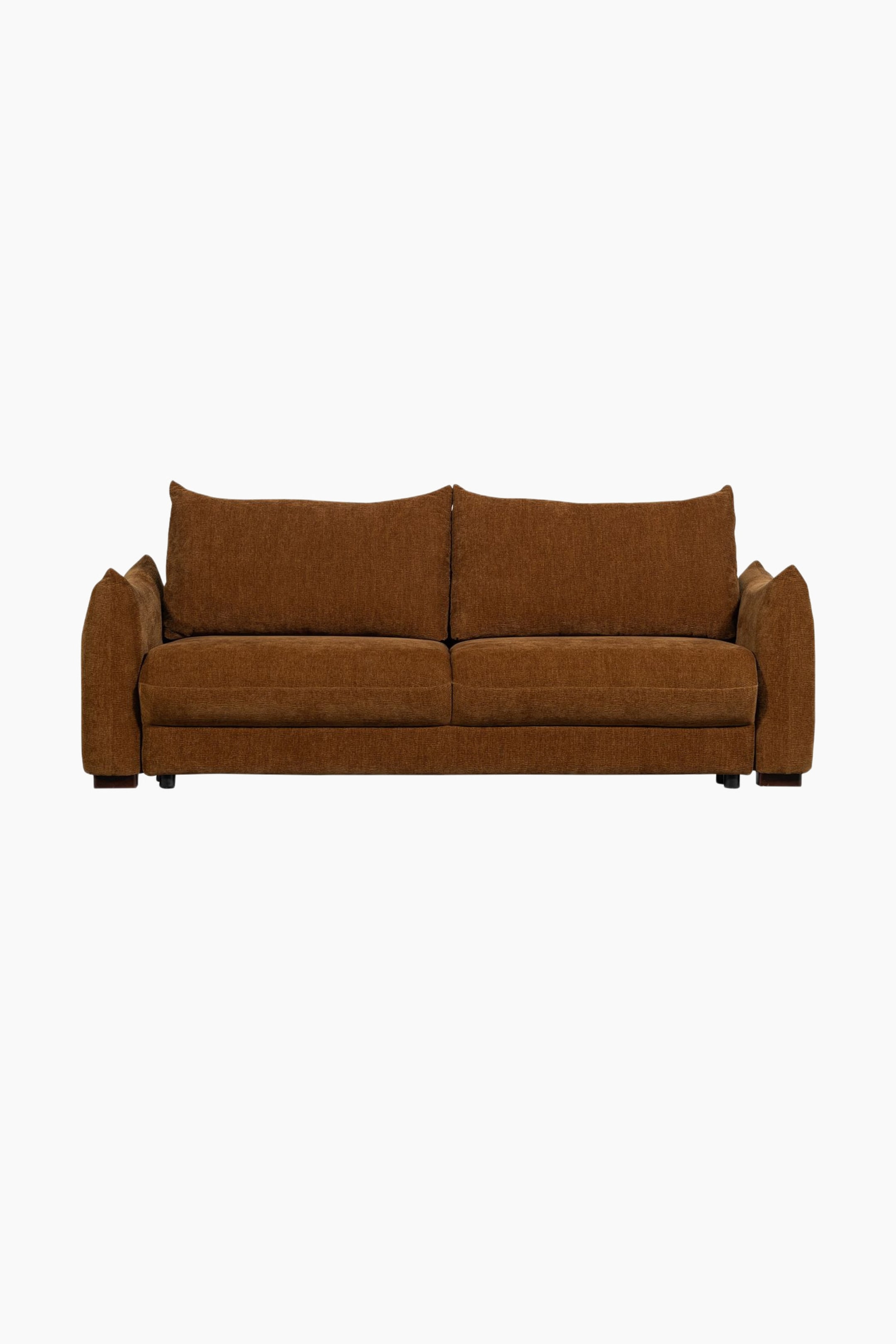 Grotere afbeelding bekijken: Een roestbruine sofa wordt frontaal gepresenteerd, met een bekleding van getextureerde stof, twee rugkussens, twee zitkussens en licht gebogen armleuningen, rustend op een lage basis met donkere voeten.