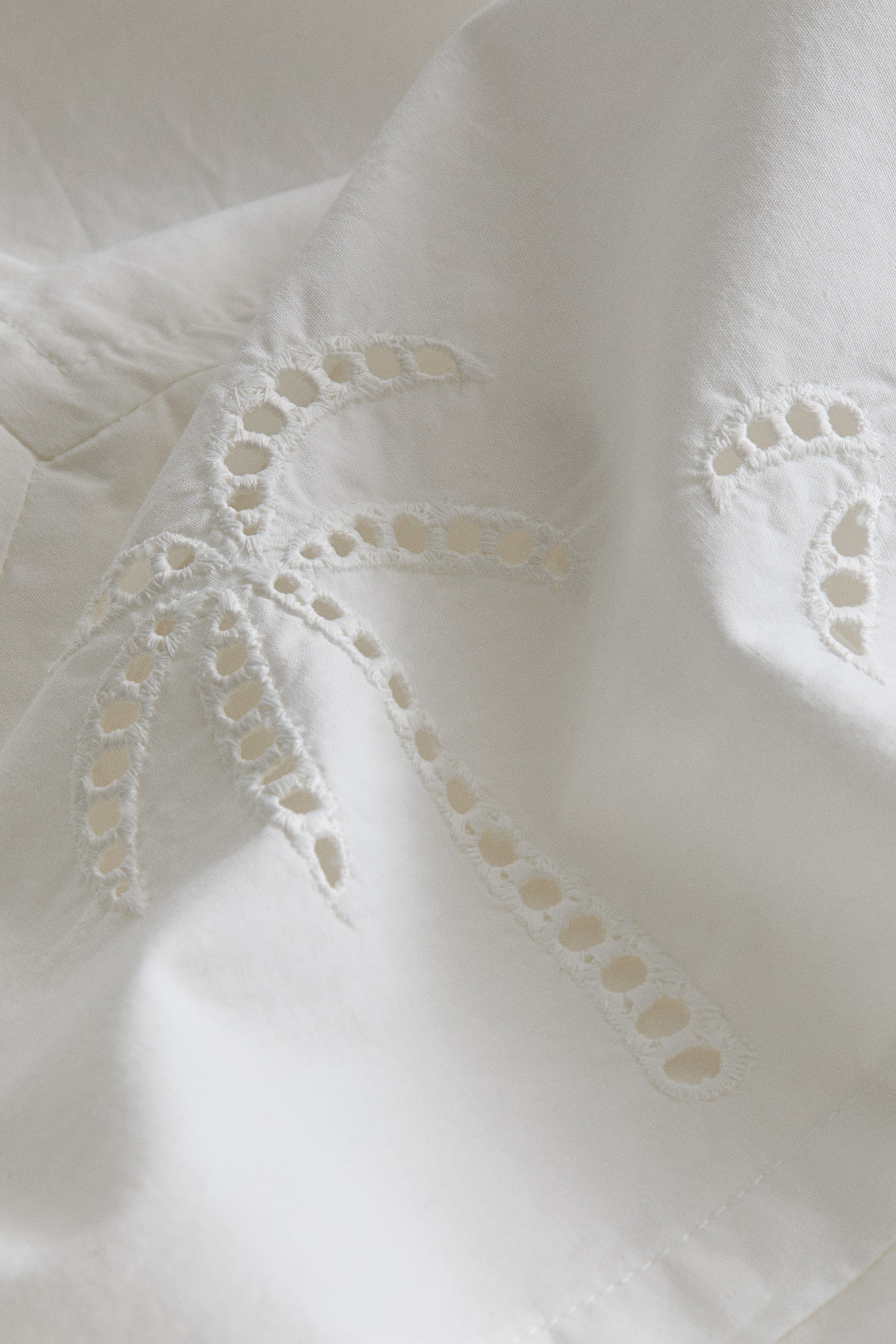 Tablecloth with Eyelet Embroidery