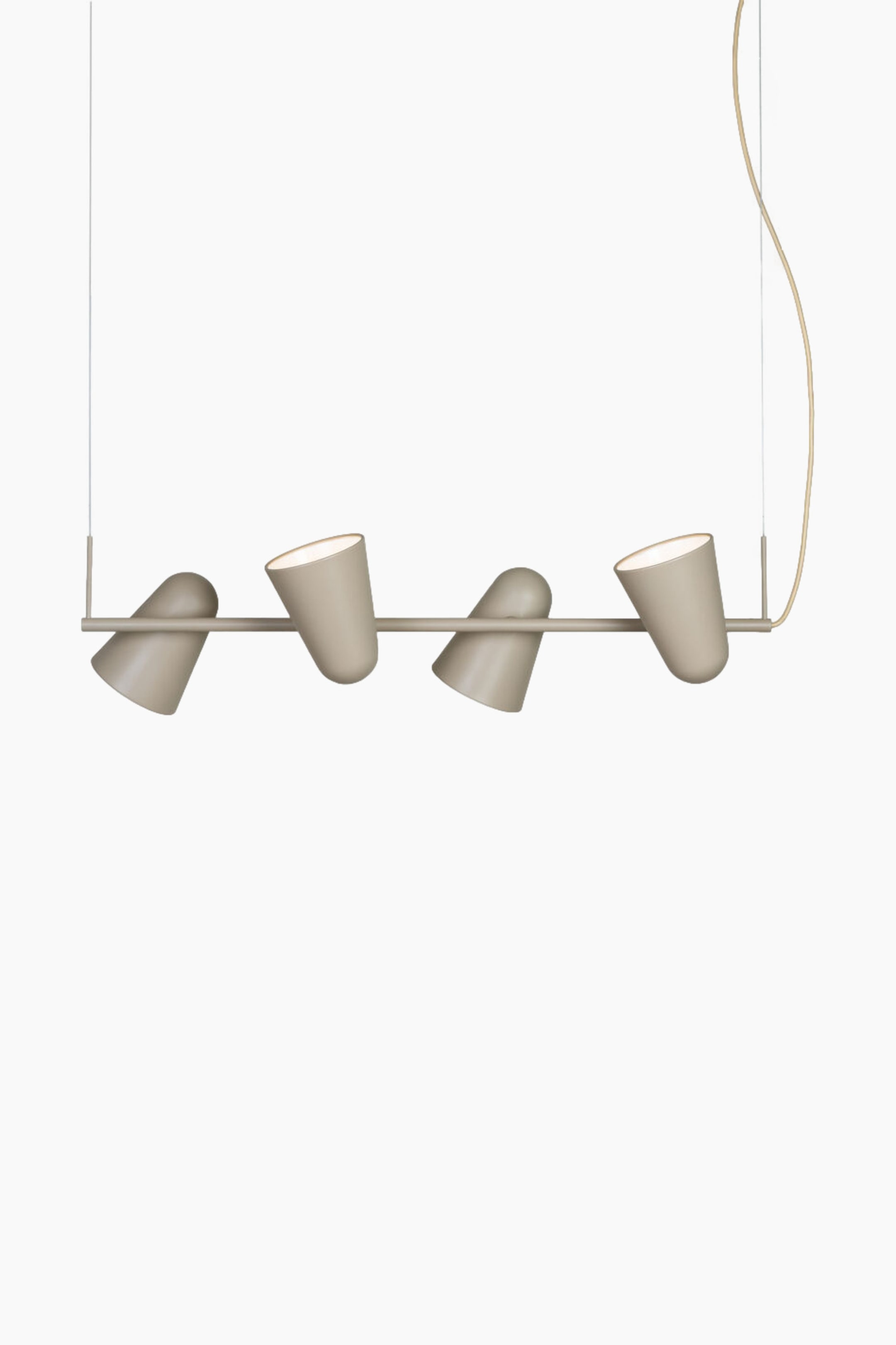 Grotere afbeelding bekijken: Een lineaire hanglamp hangt horizontaal en is voorzien van vier kegelvormige, taupekleurige spotlights die langs een bijpassende centrale balk zijn gemonteerd. De spotlights zijn afwisselend gericht, met twee naar beneden en twee naar boven, waarbij een zachte gloed uit de open uiteinden straalt. De lamp wordt aan beide uiteinden ondersteund door dunne verticale ophangkabels.