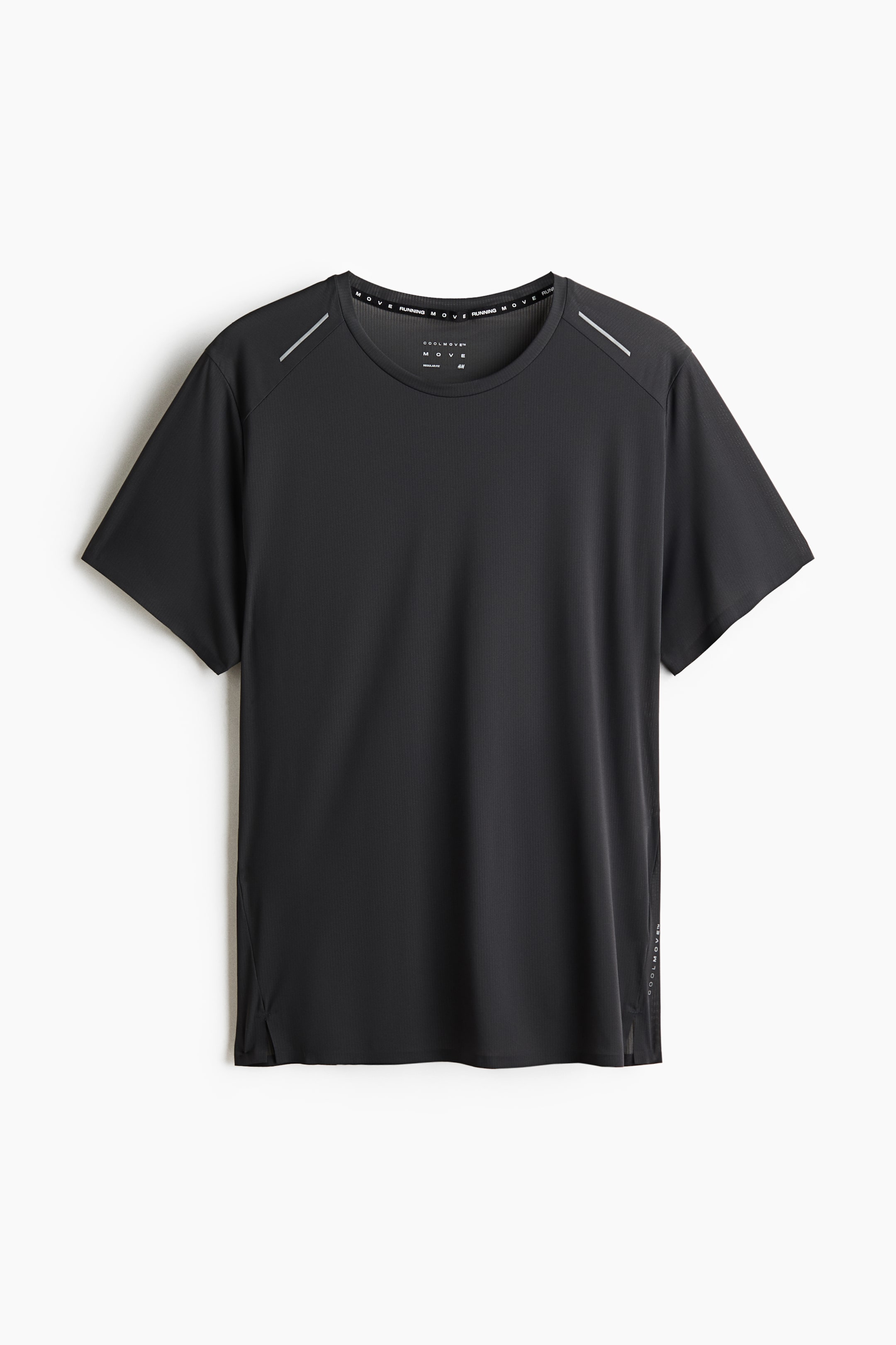 Ver imagen más grande: Camiseta de Running Ligera y Refrigerante, vista frontal, muestra un tejido negro de textura fina y vertical con un cuello redondo y mangas cortas, con franjas reflectantes en ambos hombros, aberturas laterales en el dobladillo con un logotipo visible en un lado y marca de texto en el interior del cuello.