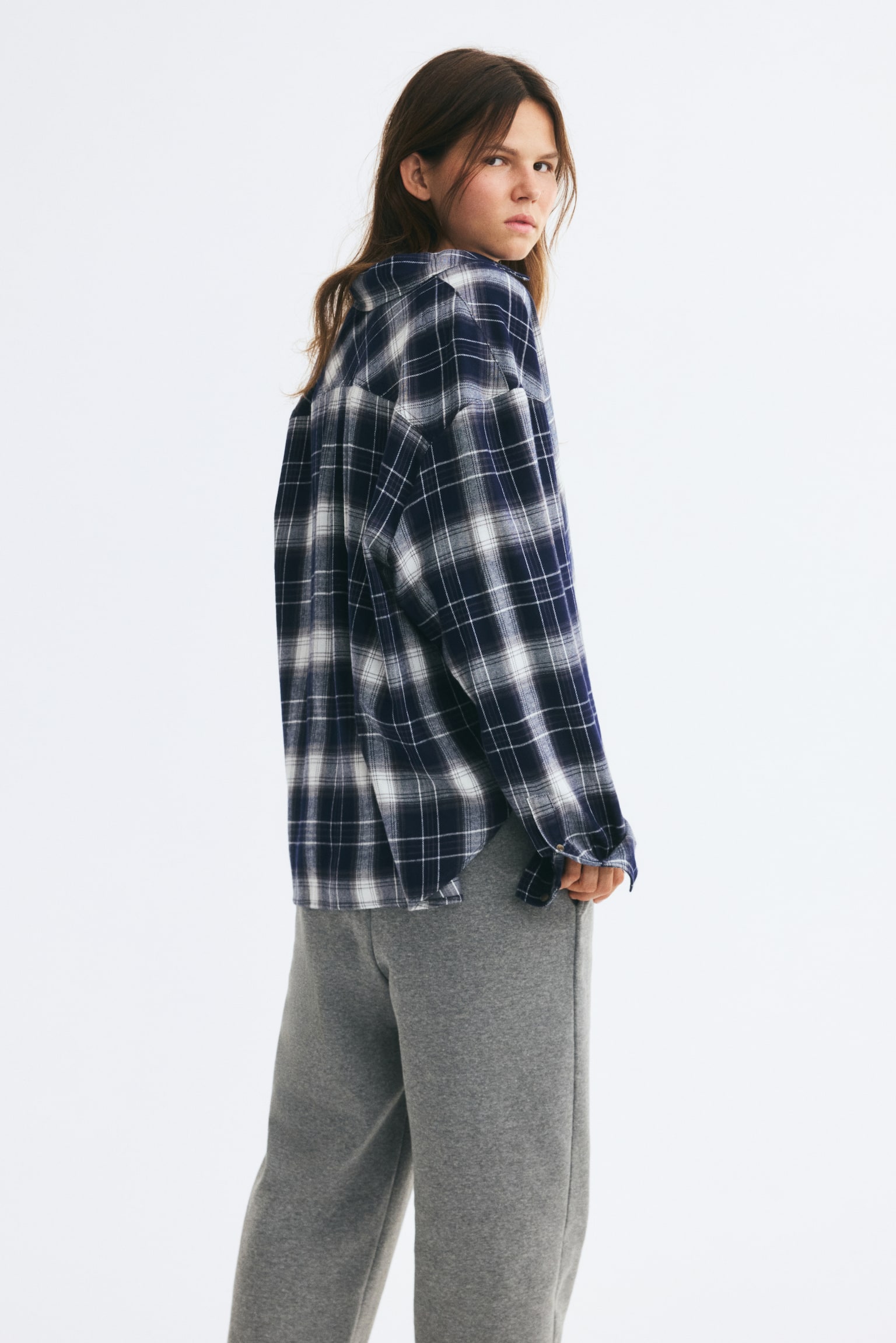 Женская рубашка H&M Oversized Flannel, цвет: Тёмный синий / Клетчатый — фото 5