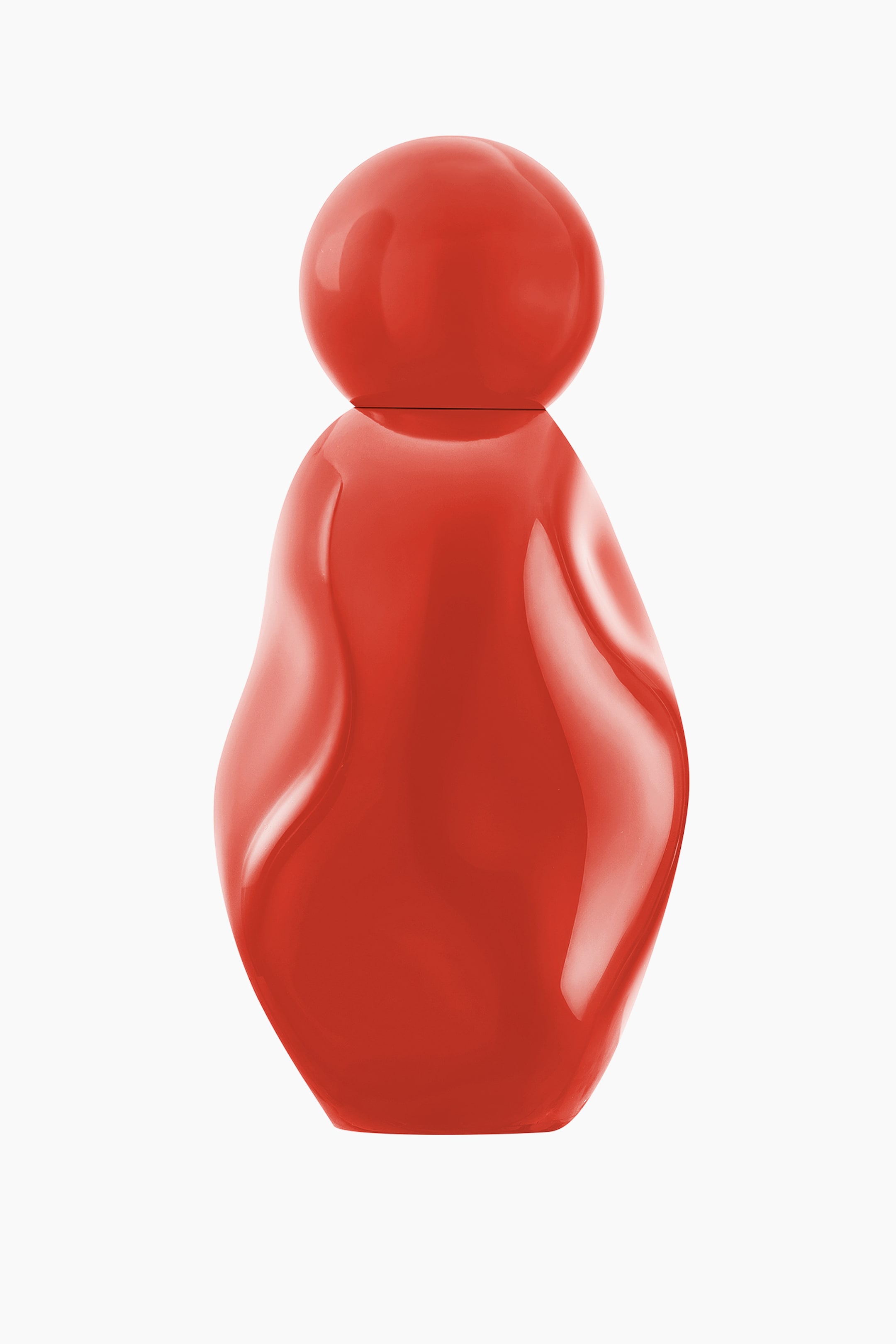 Visa större bild: En röd, glansig flaska står upprätt och har ett sfäriskt lock samt en kropp med vågiga, asymmetriska konturer.