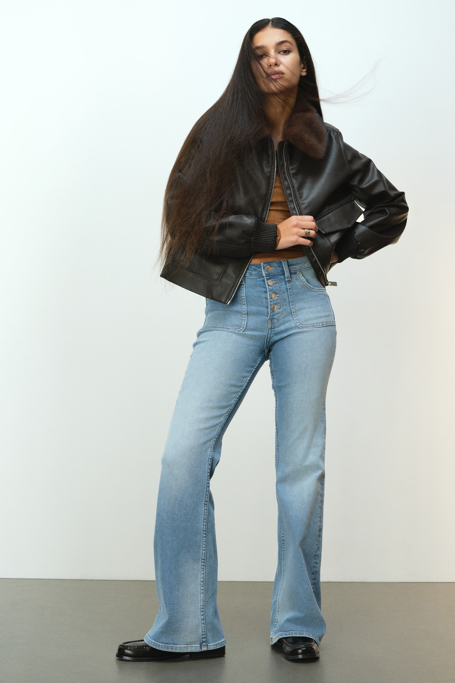 Flared Regular Jeans - Azul denim claro/Negro lavado - 1