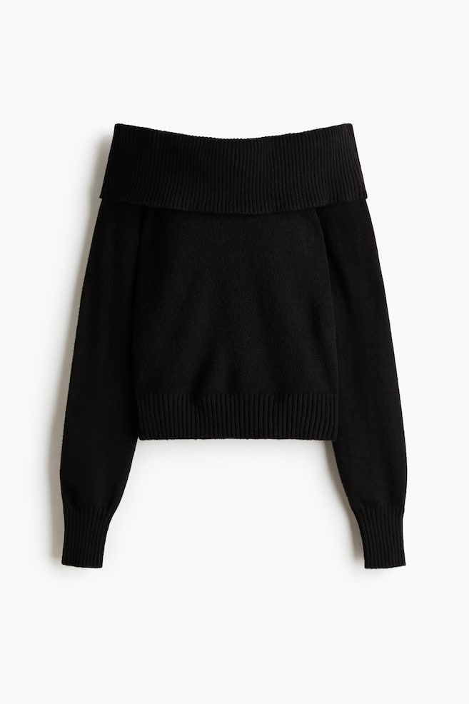 Een zwarte off-shoulder gebreide trui is van voren te zien en laat een brede, omgeslagen geribde kraag zien. De trui met lange mouwen heeft een geribde zoom en bijpassende geribde manchetten. - 1