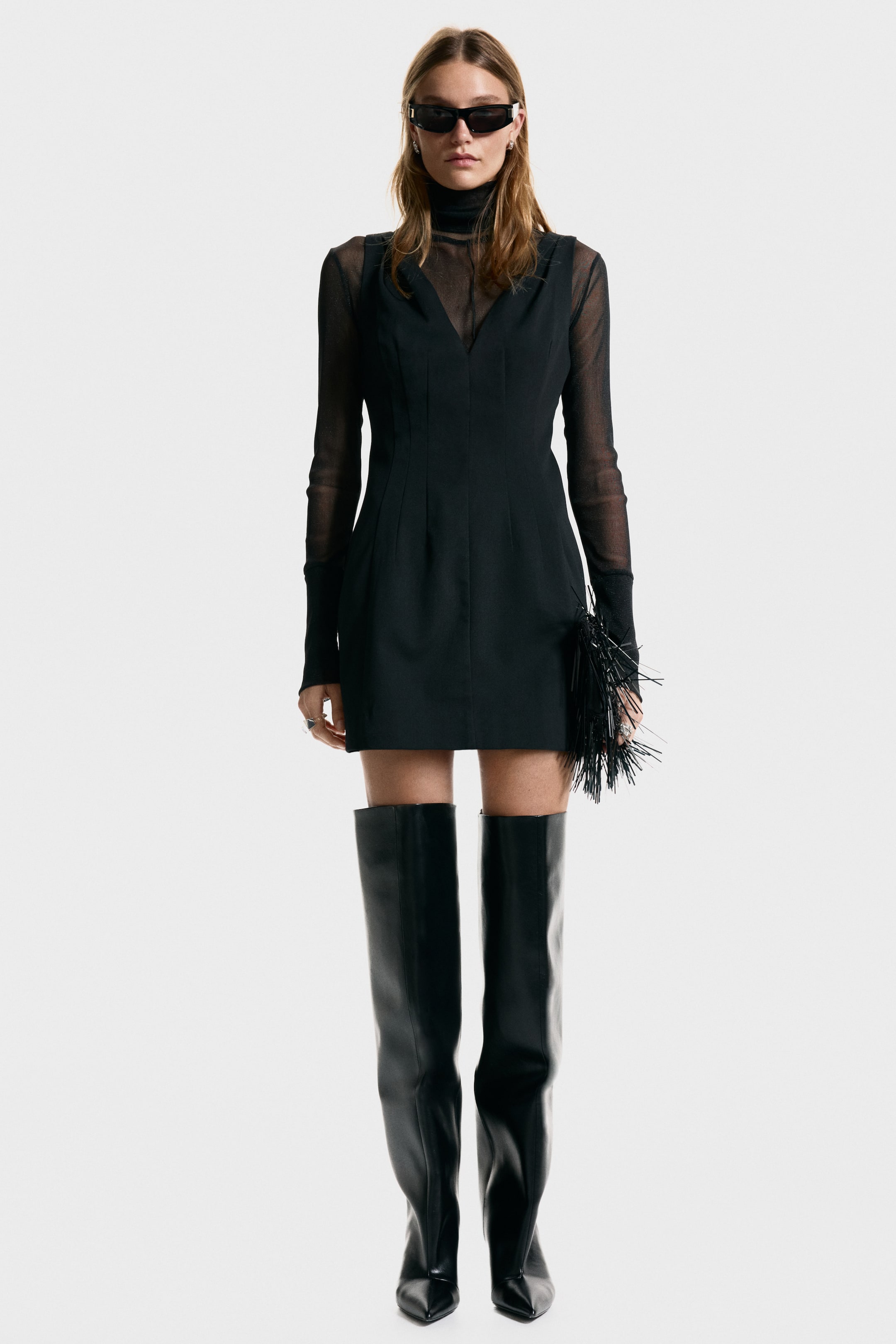 拡大画像を表示: Vネック ウエストシェイプワンピース - ブラック - レディース | H&M JP 1