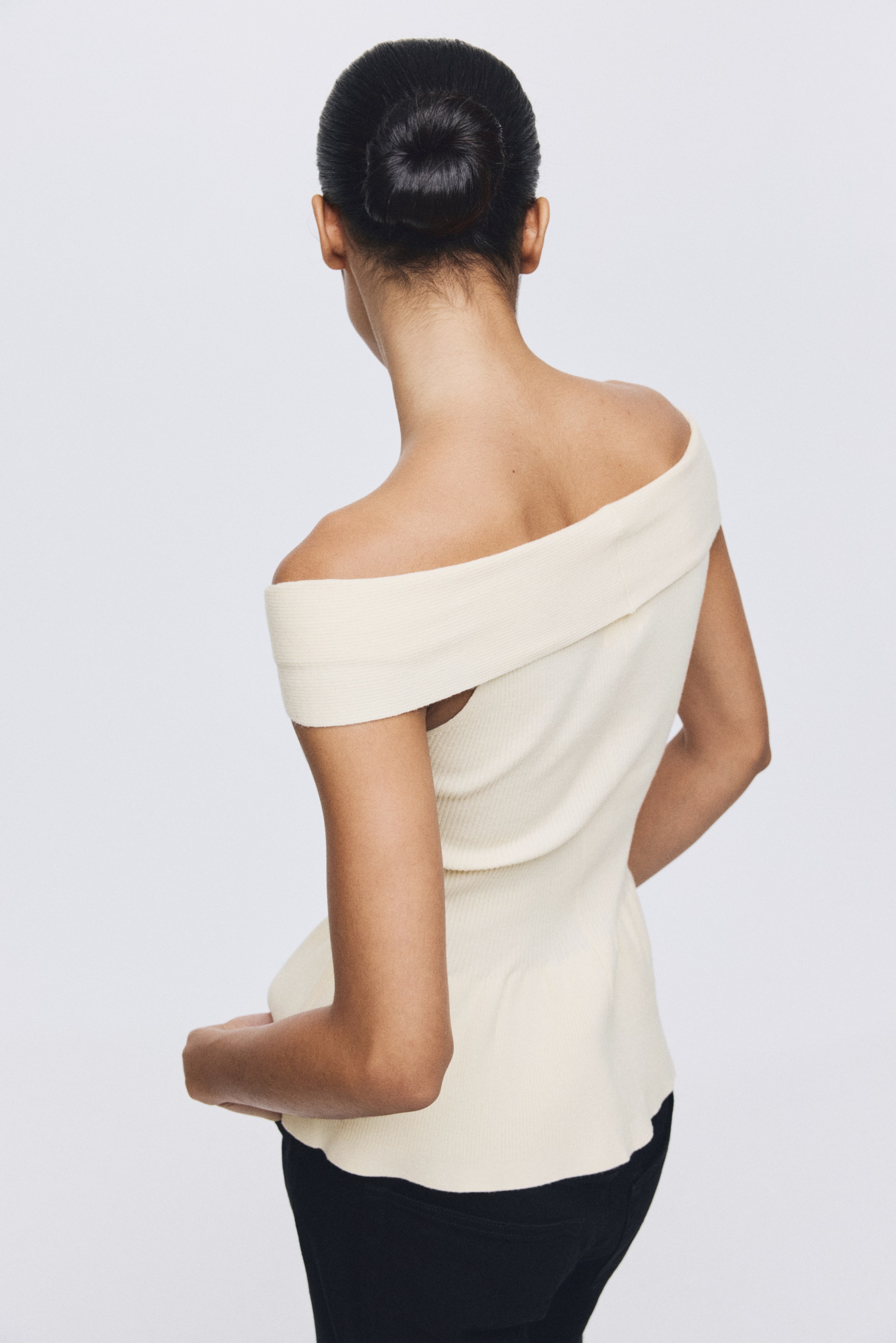이미지 확대 보기: Bow-detail off-the-shoulder top - 크림/블랙 - 여성 | H&M KR 4