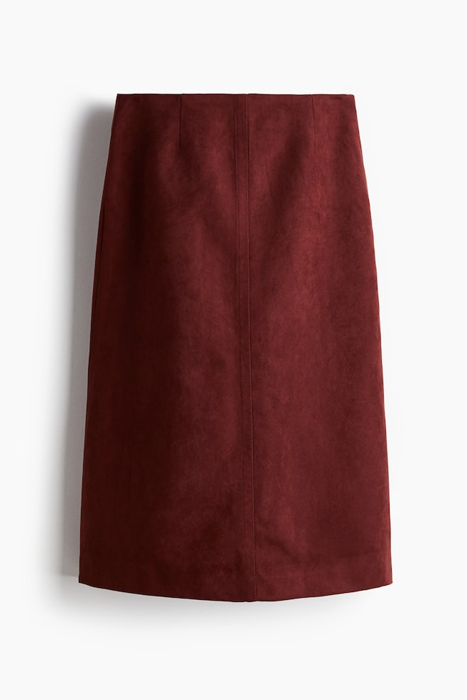 Ein wadenlanger Rock aus einem tiefroten gewebten Stoff wird von vorne präsentiert, mit einer hohen Taille und dezenten Abnähern, die oben sichtbar sind. - 1
