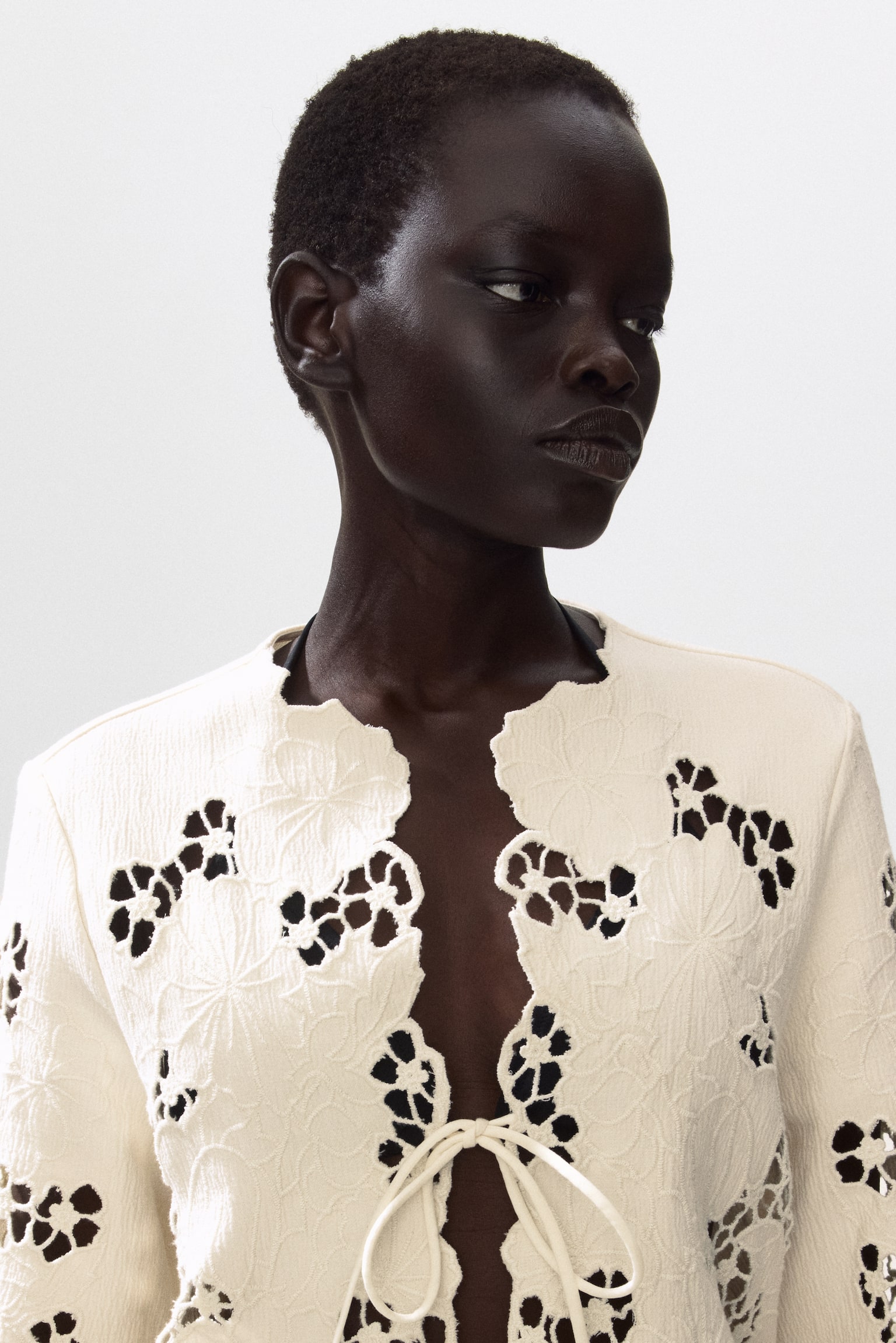 Женская куртка H&M Scalloped Eyelet-Embroidered, цвет: Кремовый — фото 4
