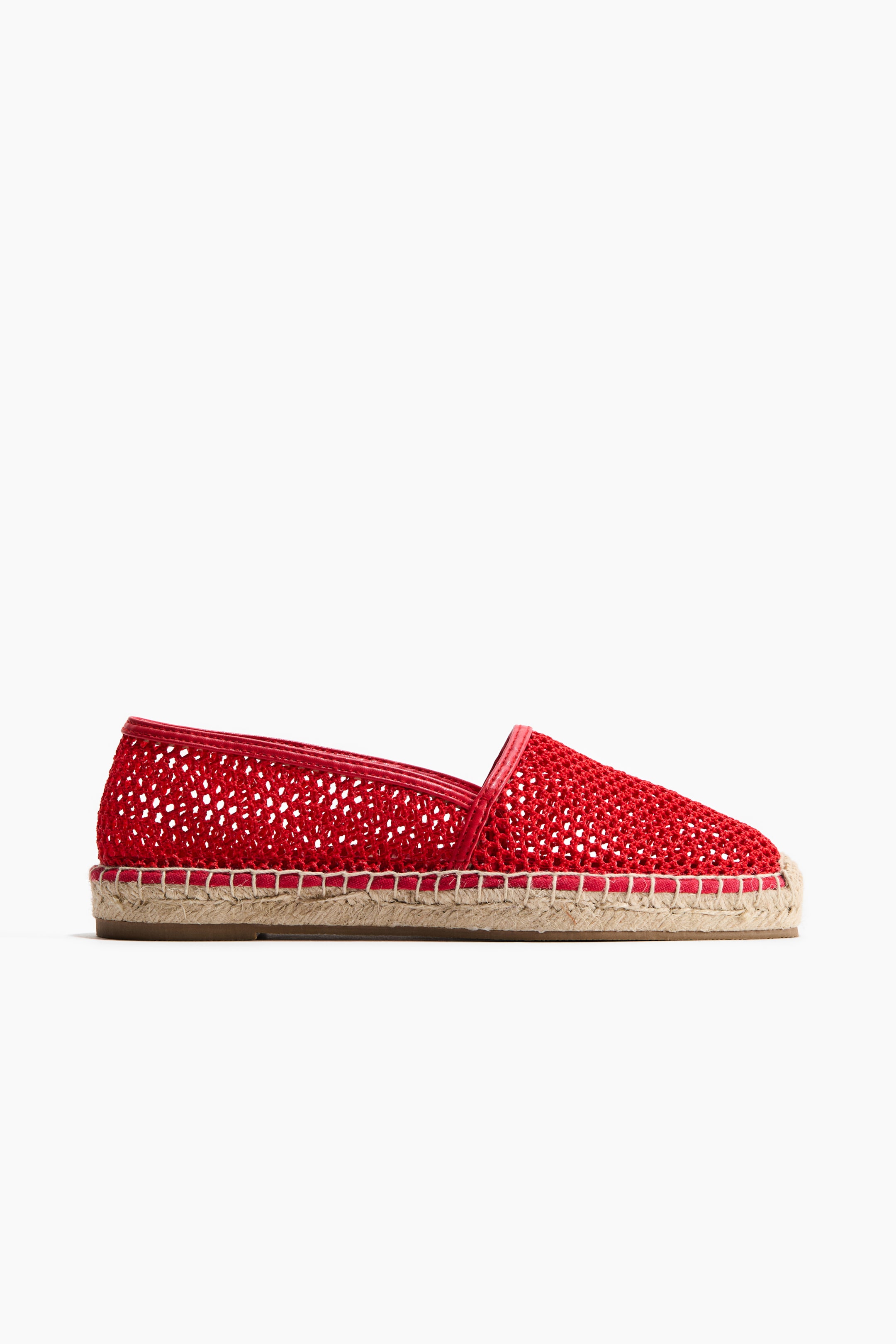 Näytä suurempi kuva: Punainen espadrille on sivuttain, ja siinä on punottu muovipillistä valmistettu päällinen, pyöreä kärki ja punainen kanttaus, joka reunustaa aukkoa. Valkoinen tikkaus yhdistää päällisen pohjaan, jota ympäröi punottu juuttireunus.