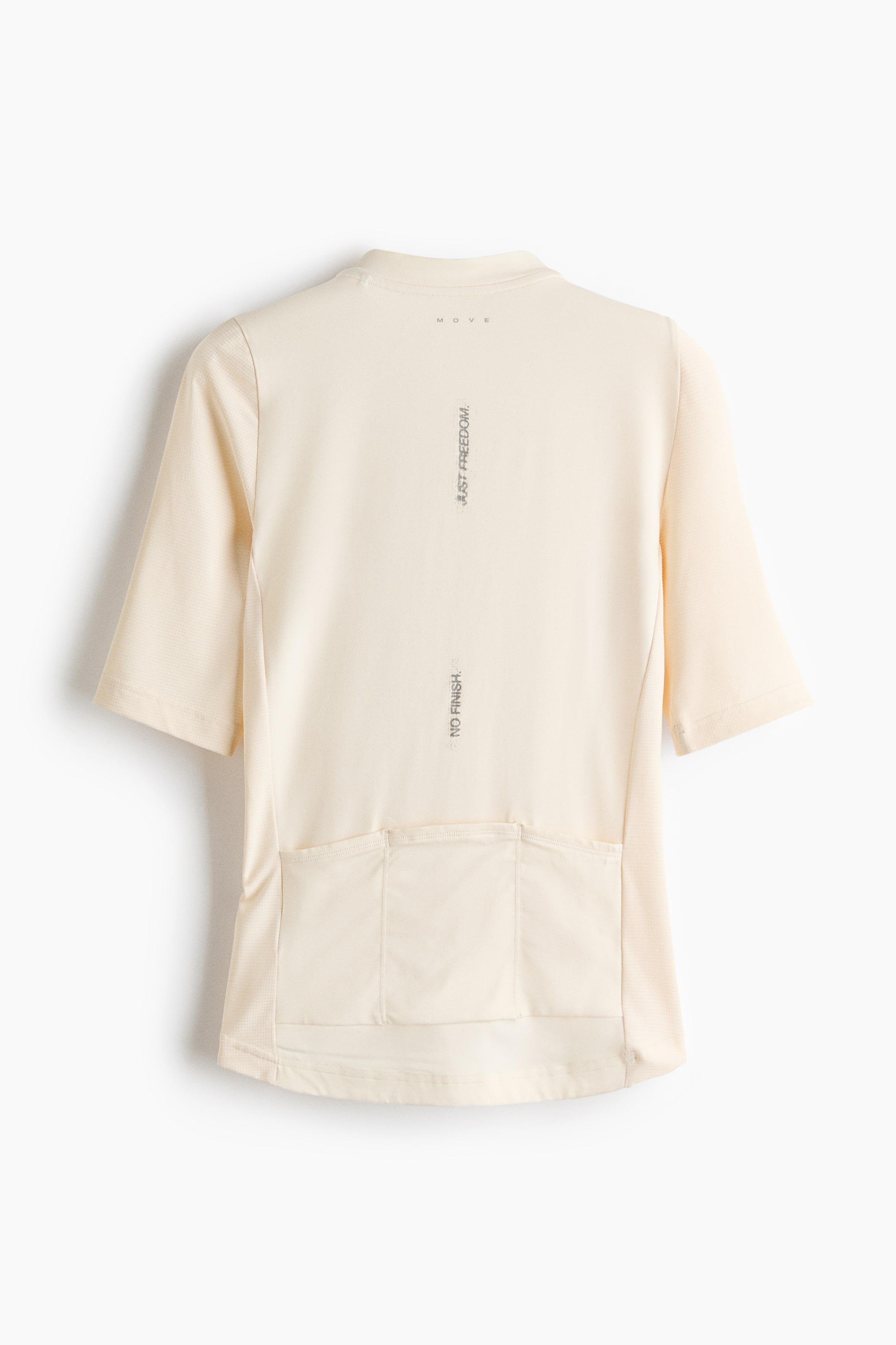 Voir une image plus grande: Un maillot de cyclisme à manches courtes de couleur crème est présenté de dos, avec un col montant bas et un tissu lisse doté de panneaux en maille sous les bras et le long des côtés. Il présente trois poches ouvertes sur le bas du dos et des impressions de texte gris sur le haut du dos, notamment "MOVE", "JUST FREEDOM." et "NO FINISH."