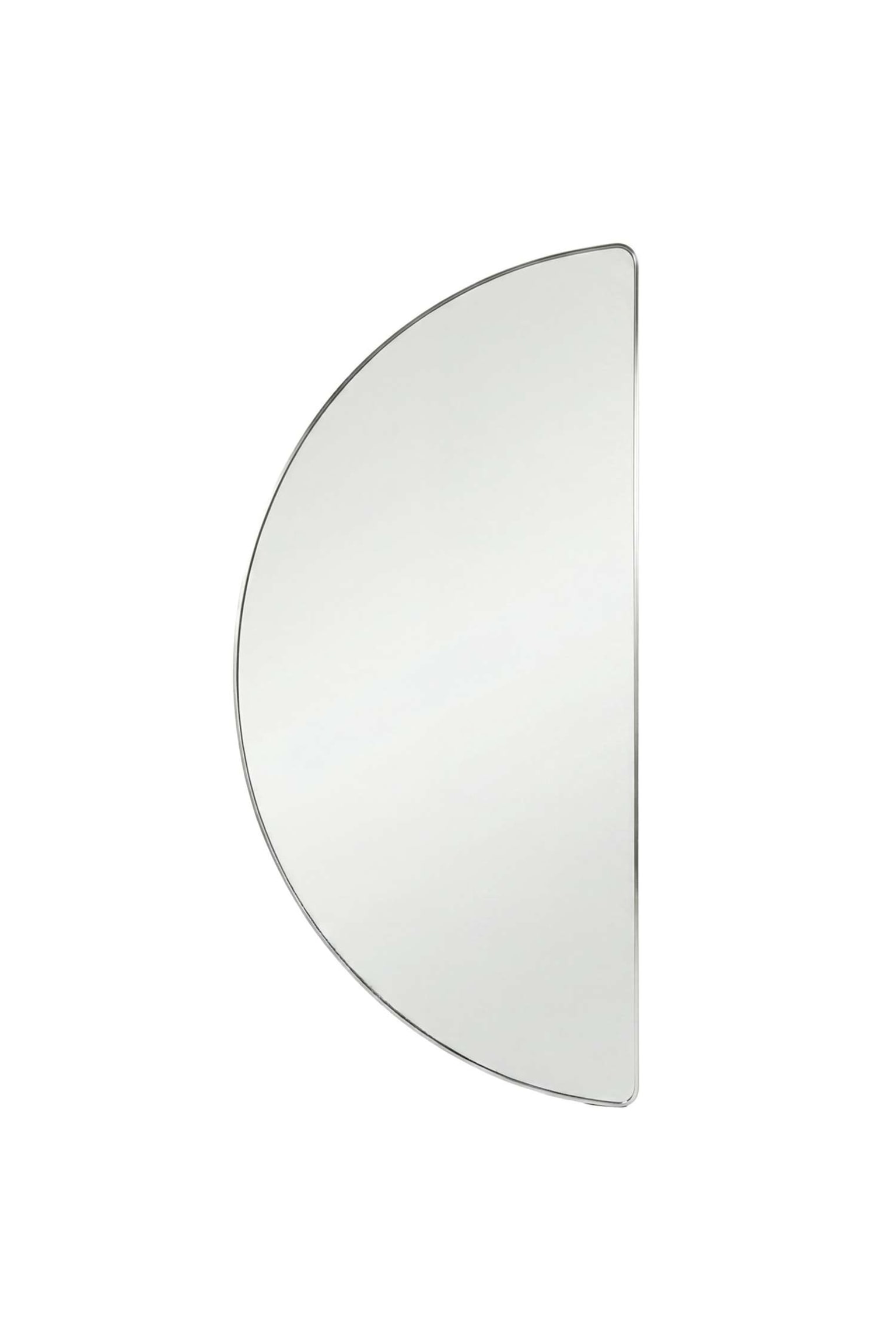 Mona Large Mirror har et halvcirkelformet design med en lige lodret kant pÃ¥ hÃ¸jre side og en glat, buet kant pÃ¥ venstre side. Det reflekterende glas er indrammet i en tynd, minimalistisk metalramme i sÃ¸lvtoner. - 1