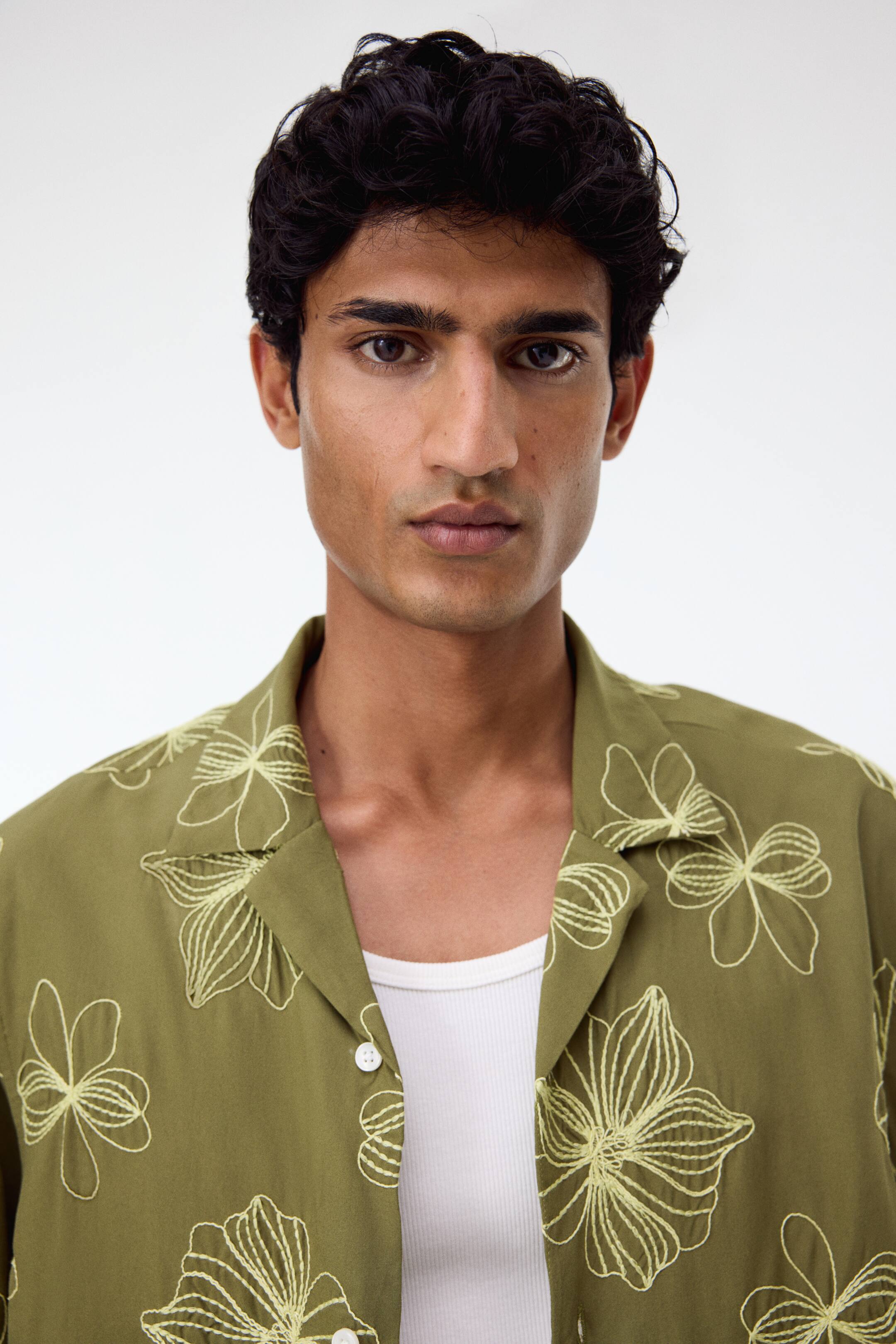 View larger image: Regular Fit Embroidered resort shirt - Khaki green/Floral - Men | H&M IN 3