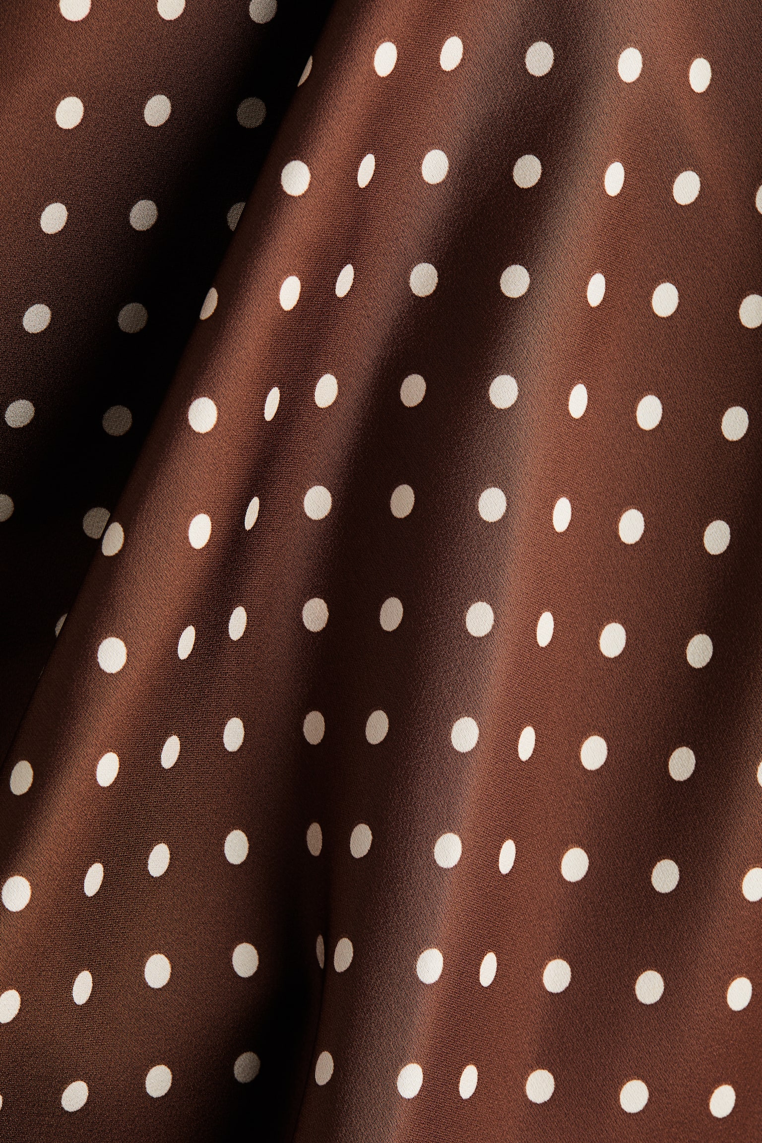 שמלת קולר א-סימטרית מסאטן - חום/נקודות - 2