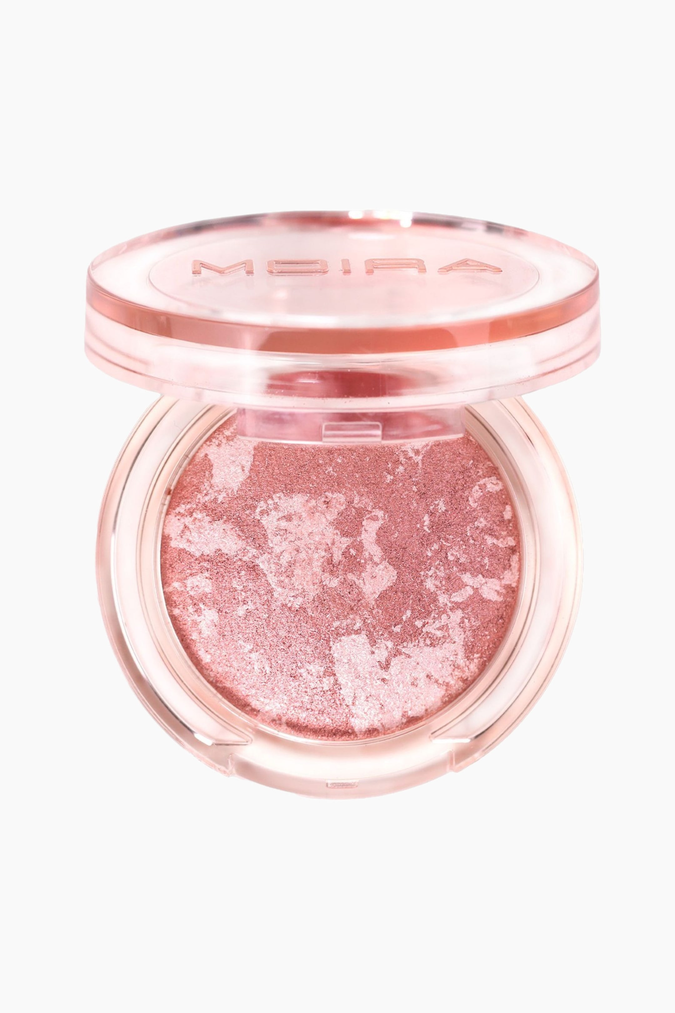 Vis større bilde: Et rundt, gjennomsiktig rosa etui vender fremover med lokket litt åpent, og avslører et skimrende, marmorert rosa og roségullpudder inni. Merkenavnet "MOIRA" er preget på lokket av etuiet.