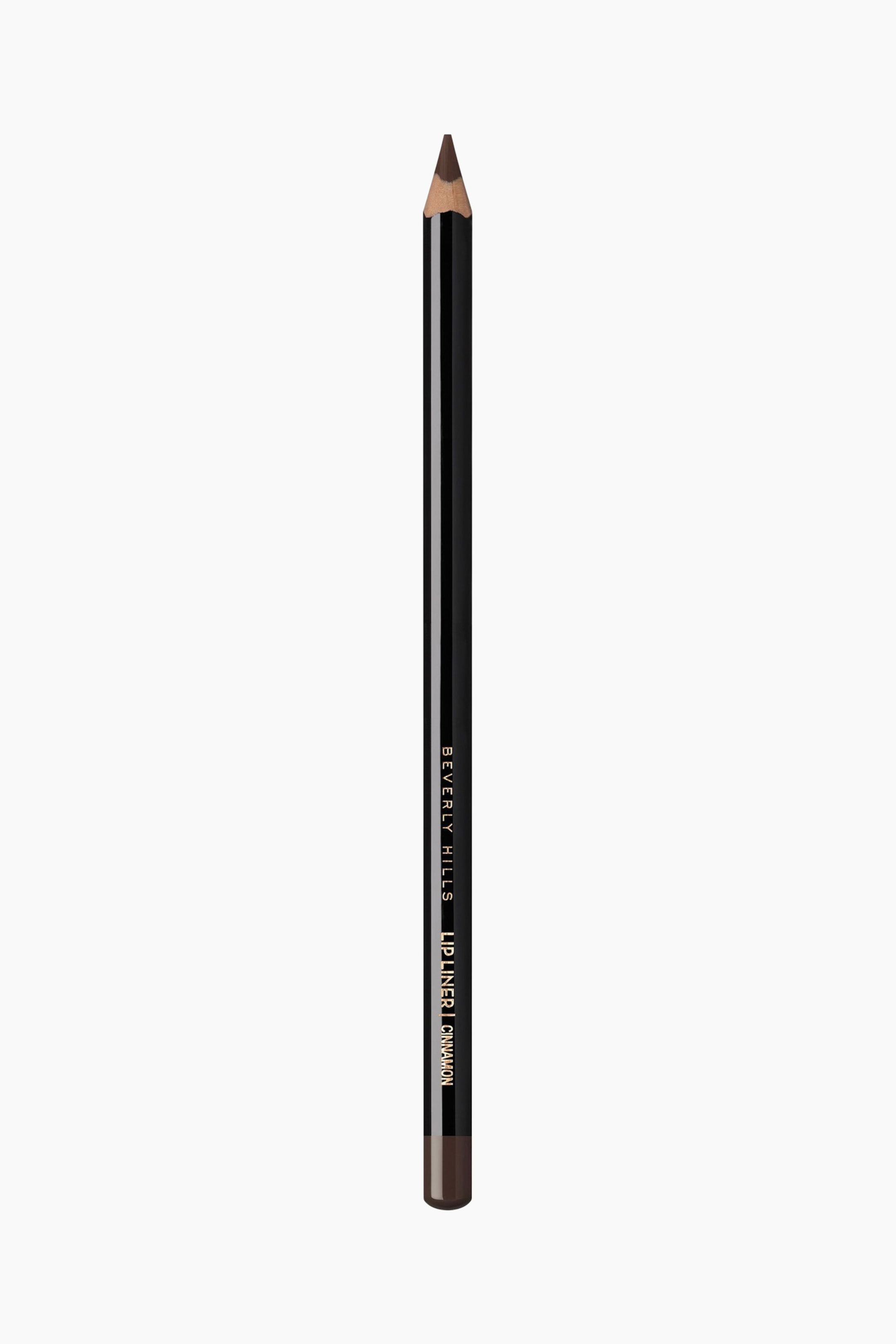 Se større billede: En liplinerblyant står lodret og har en sort krop med en spidset kanelbrun tip og en matchende kanelbrun ende, med 'BEVERLY HILLS LIP LINER | CINNAMON' trykt lodret langs siden.
