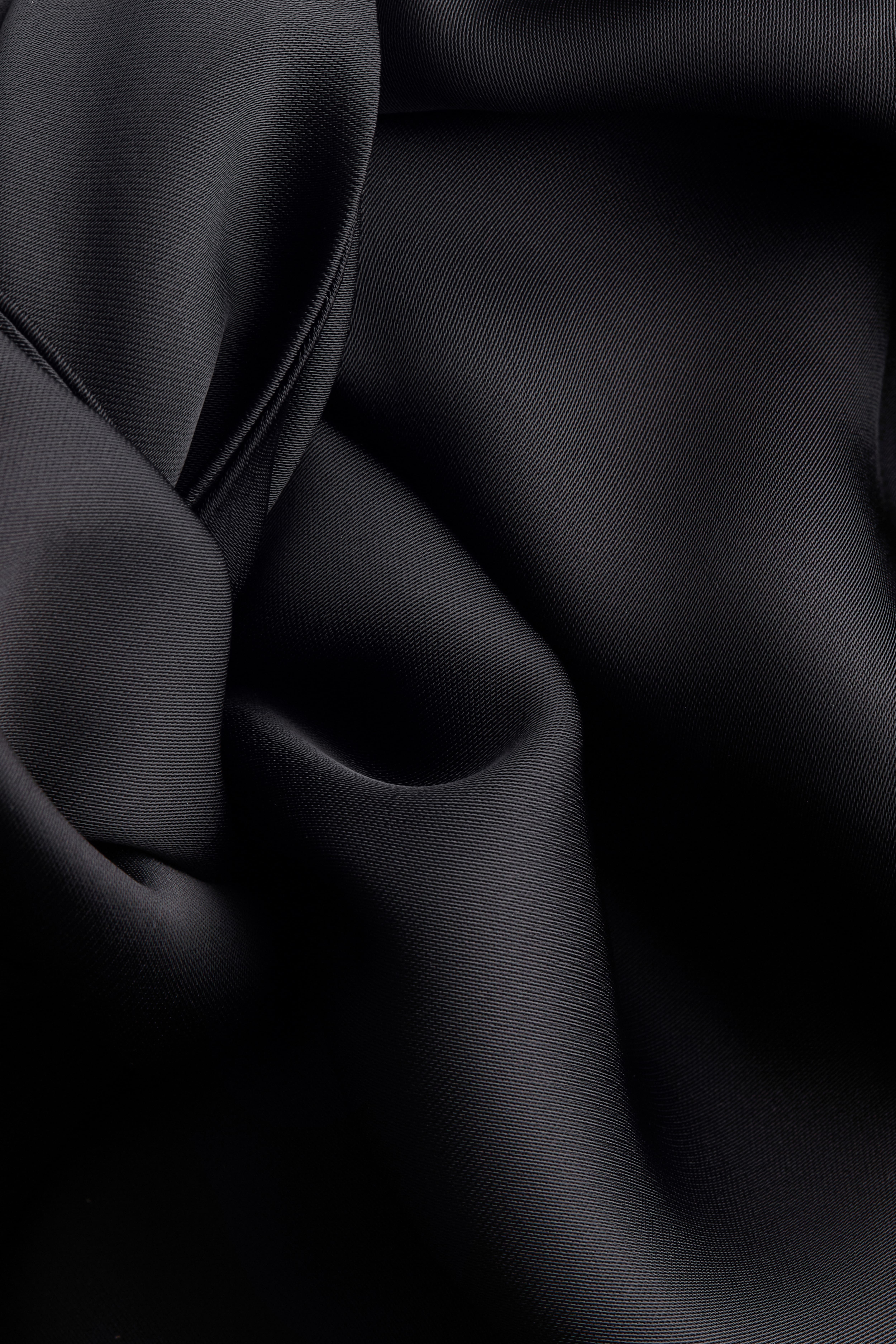 Robe en satin à encolure bénitier