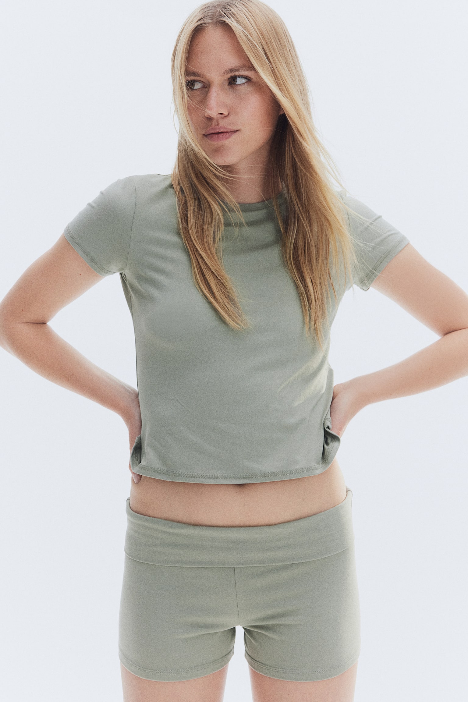 Short T-shirt - Light khaki green/Black - 1