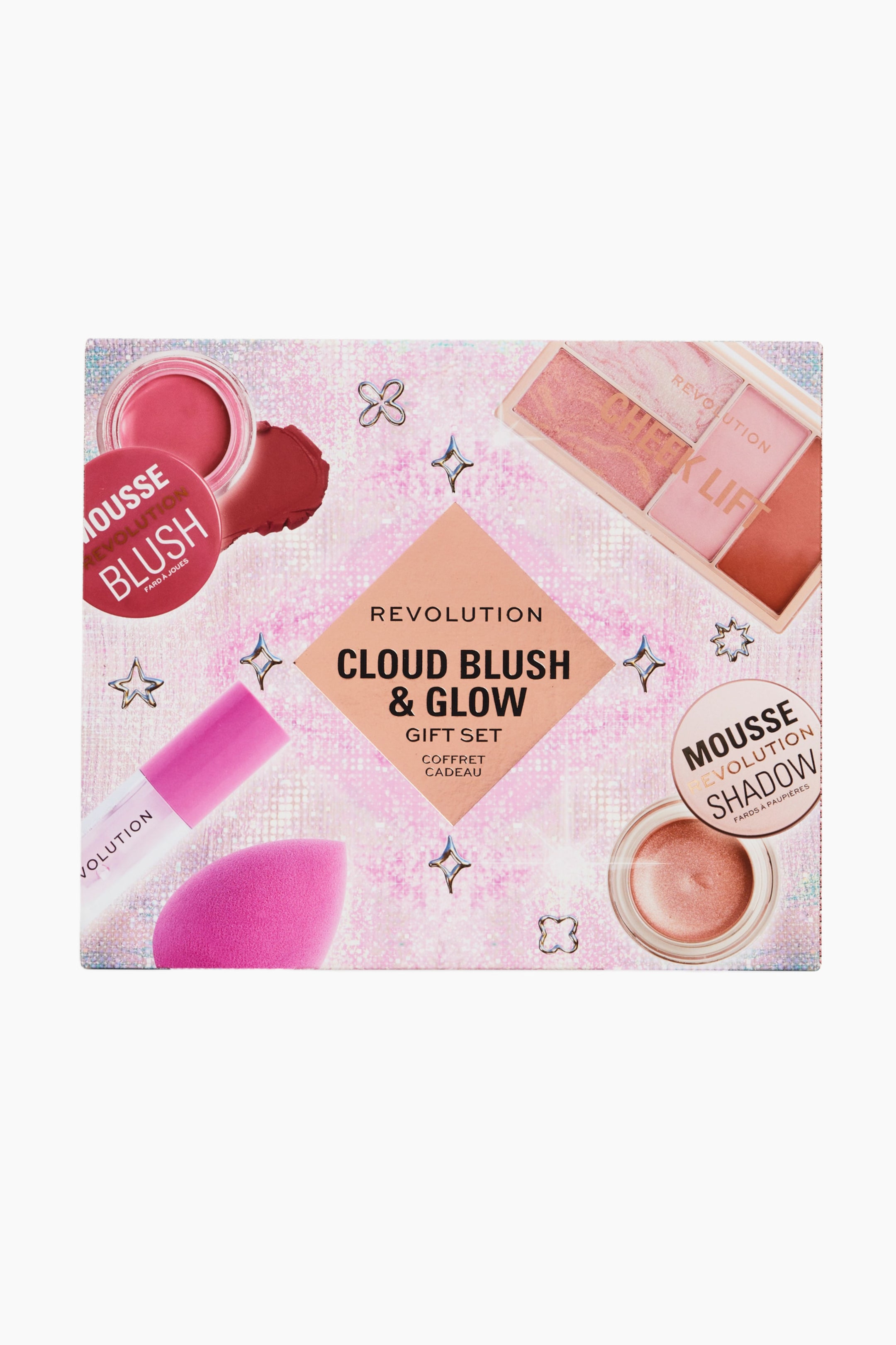 Se større billede: Cloud Blush And Glow Highlight-gavesættet præsenteres i en rektangulær æske med et glitrende, lyserødt design og en central diamantformet label i ferskenfarve. Emballagen viser billeder af de medfølgende makeup-produkter, som består af en pink mousse-blush, en three-pan cheek lift palette, et pink flydende produkt, en pink blending-svamp og en skinnende mousse-eyeskygge.
