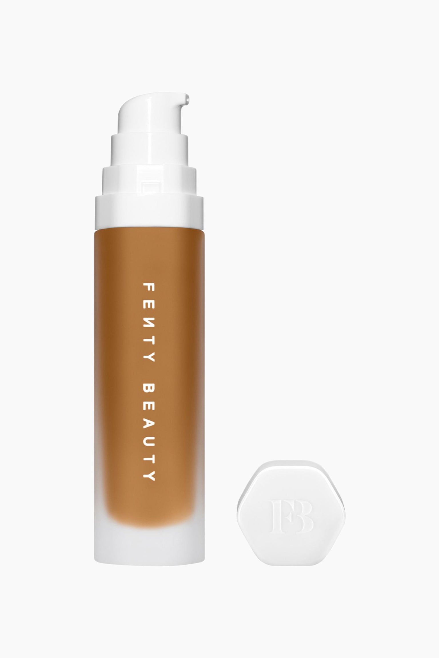 Soft'lit Naturally Luminous Longwear Foundation stÃ¥r upprÃ¤tt och visar en medium-mÃ¶rk brun flytande formula i en frostad cylindrisk flaska med âFENTY BEAUTYâ tryckt vertikalt i vitt. En vit pumpdispenser i flera nivÃ¥er Ã¤r integrerad upptill, medan en separat vit sexkantig kork med prÃ¤glad logotyp ligger plant intill flaskan.