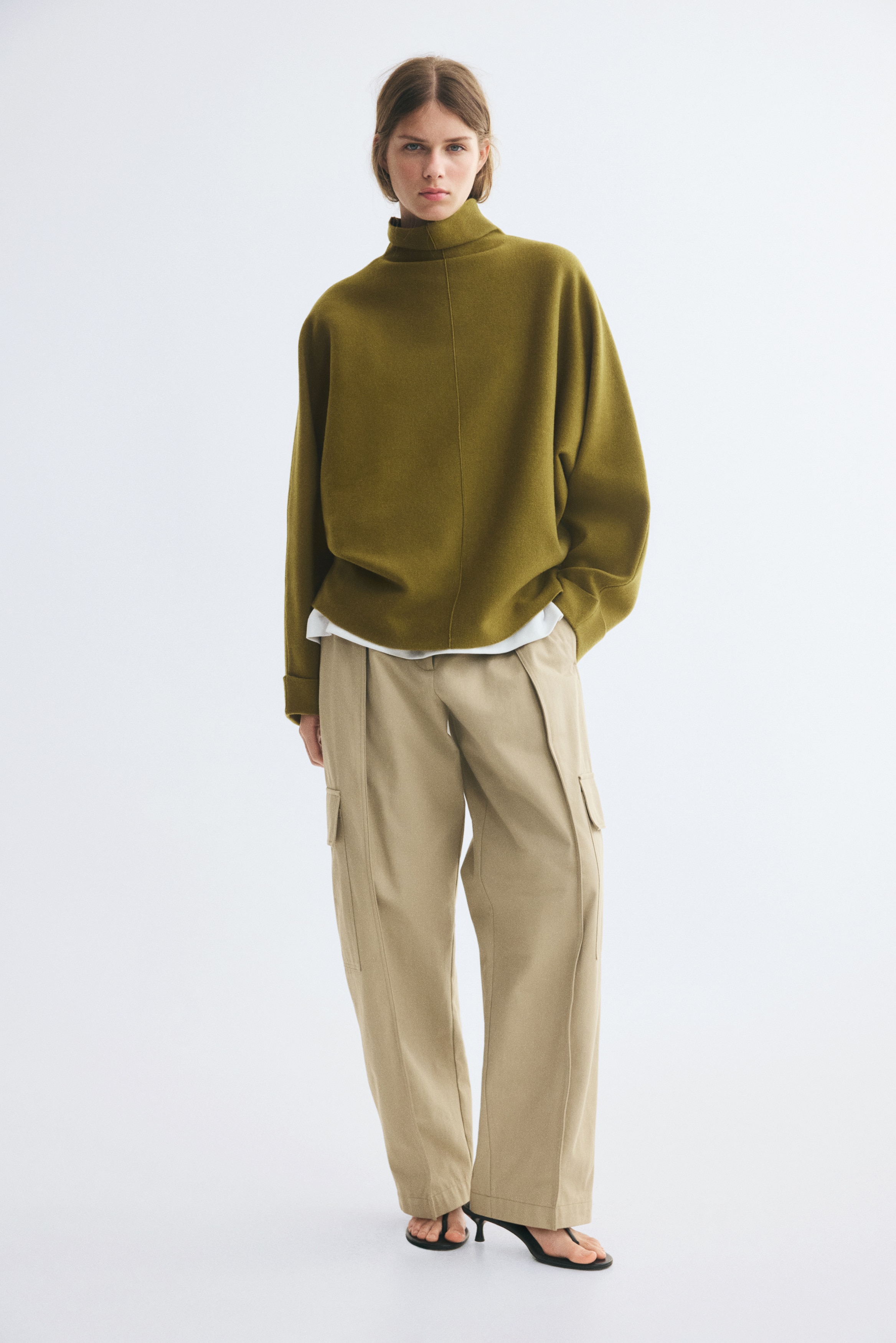 Oversized turtleneck jumperModel