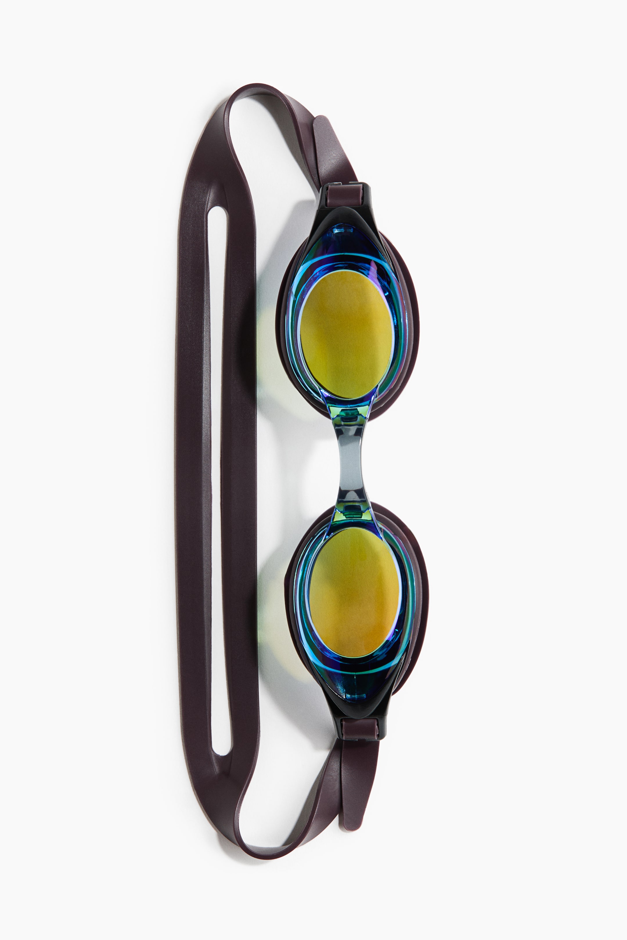 Agrandir l'image: Les lunettes de natation se présentent avec deux lentilles ovales dotées d'une finition miroir doré-jaune qui passe à un bleu irisé et violet sur les bords. Un pont nasal transparent relie les lentilles, et une sangle plate de couleur brun foncé s'étend des côtés des montures, formant une boucle.