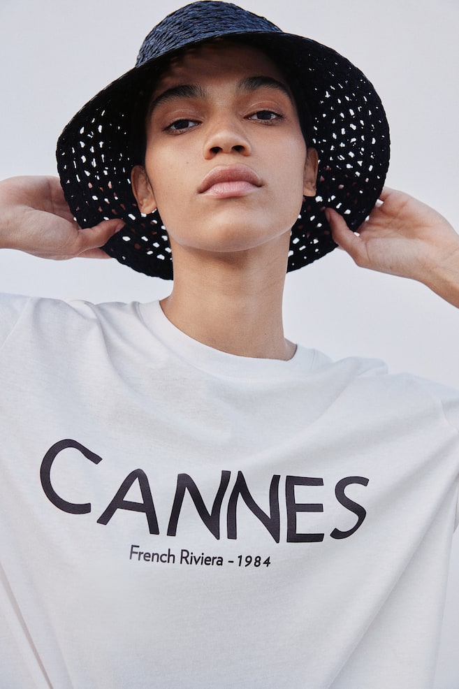 T-shirt med tryk - Hvid/Cannes/Hvid/Sortstribet - 1