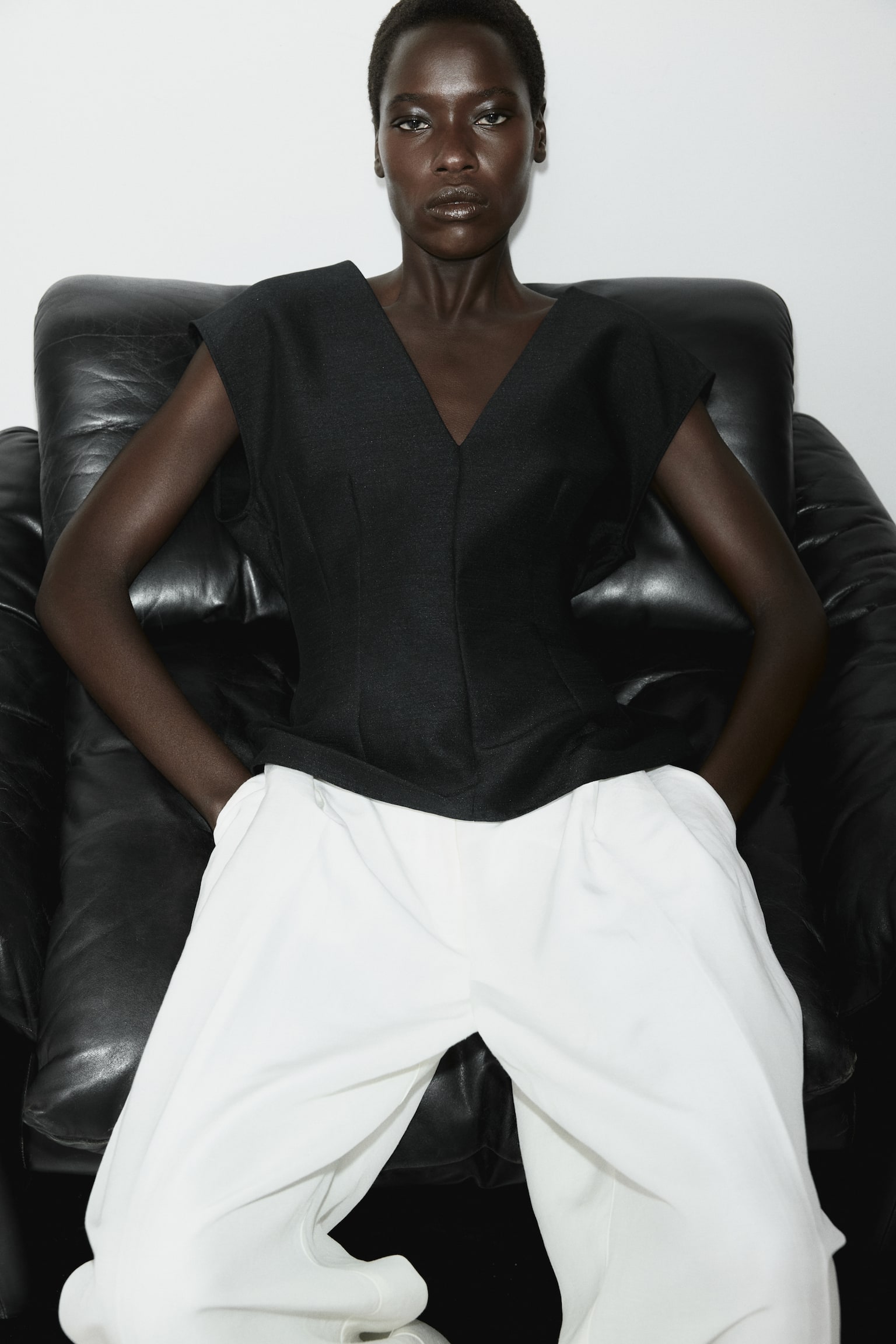 V-neck top - Black - 1