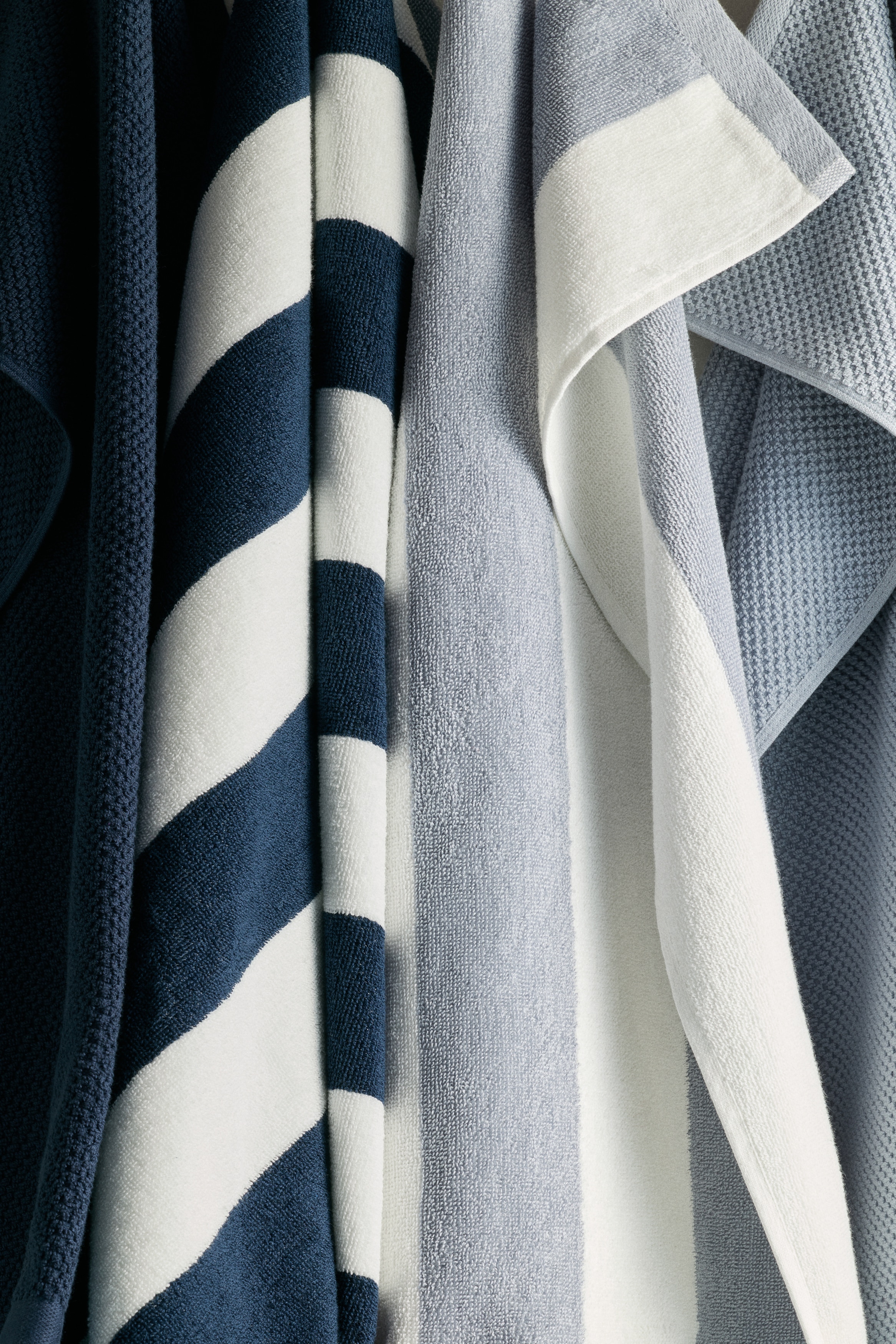 Raidallinen käsipyyhe - Himmeänsininen/Raidallinen/Laivastonsininen/Raidallinen/Puuteriroosa/Raidallinen/Tummanruskea/Raidallinen/Ruskea/Raidallinen/Musta/Raidallinen/Viininpunainen/Raidallinen/Salvianvihreä/Valkoraitainen