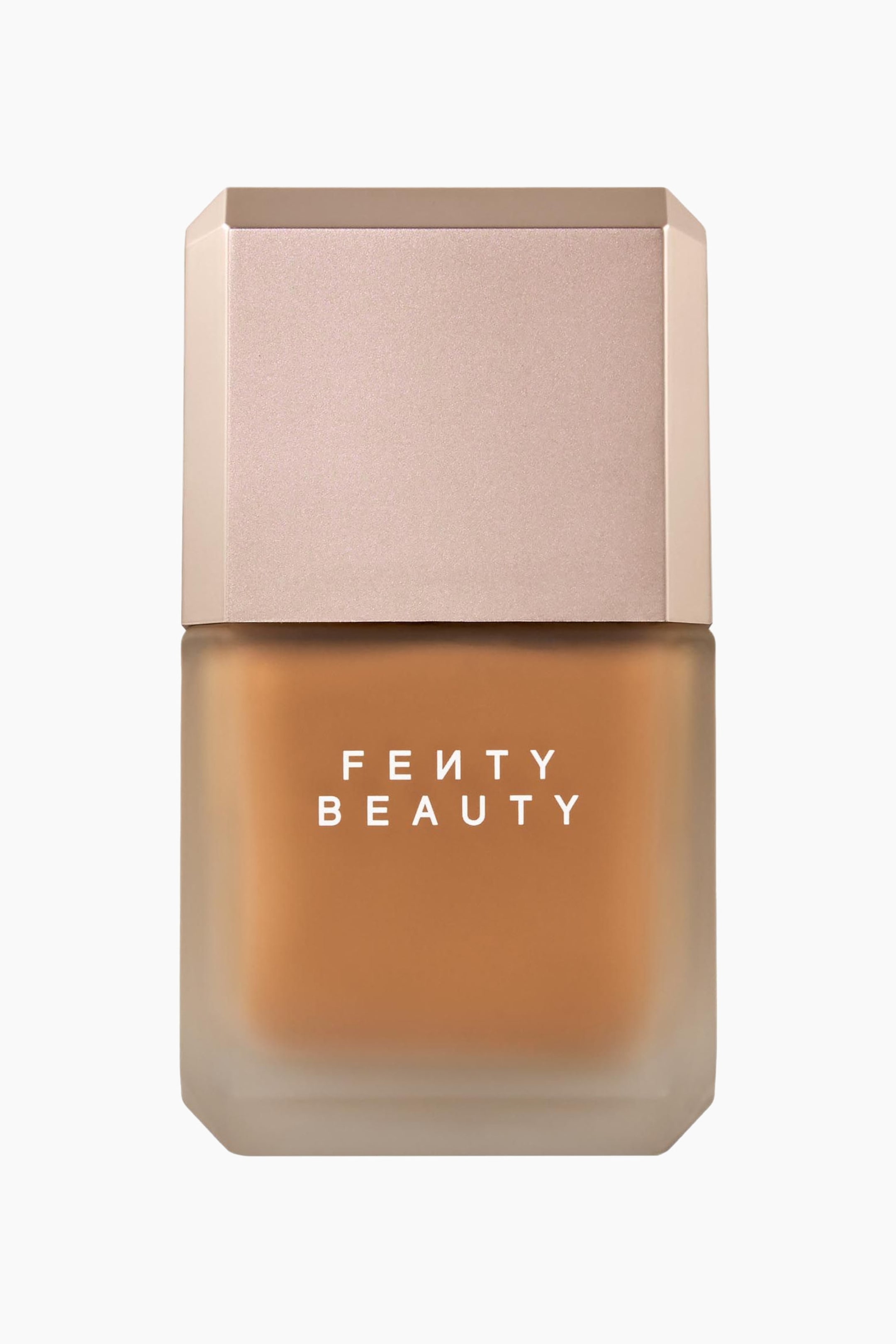 Visa större bild: Pro Filt'r Fluid Flex Matte Longwear Foundation står i en frontvänd vy och har en rektangulär frostad glasflaska med fasade hörn, fylld med en medeldjup brun-gyllene vätska. Flaskan är försedd med ett ljus metalliskt rosa lock med matchande vinklade kanter och visar den vita "FENTY BEAUTY"-logotypen tryckt över framsidan.