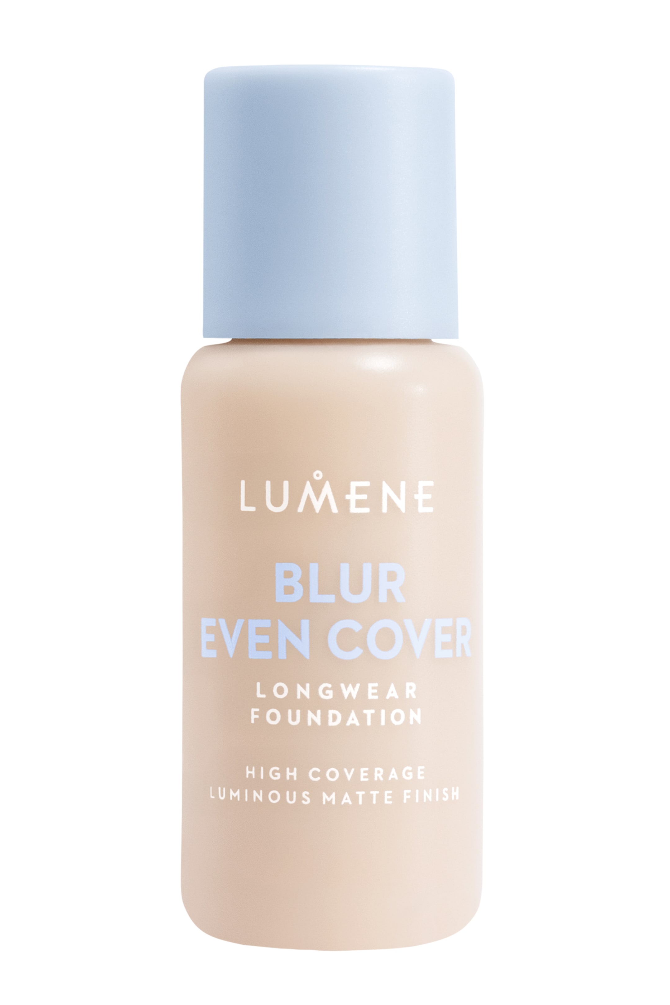 Se større billede: En lys beige foundationflaske står oprejst med en lyseblå cylinderformet hætte. På forsiden står "LUMENE" øverst, med "BLUR EVEN COVER," "LONGWEAR FOUNDATION," og "HIGH COVERAGE LUMINOUS MATTE FINISH" trykt nedenunder i lyseblå tekst.