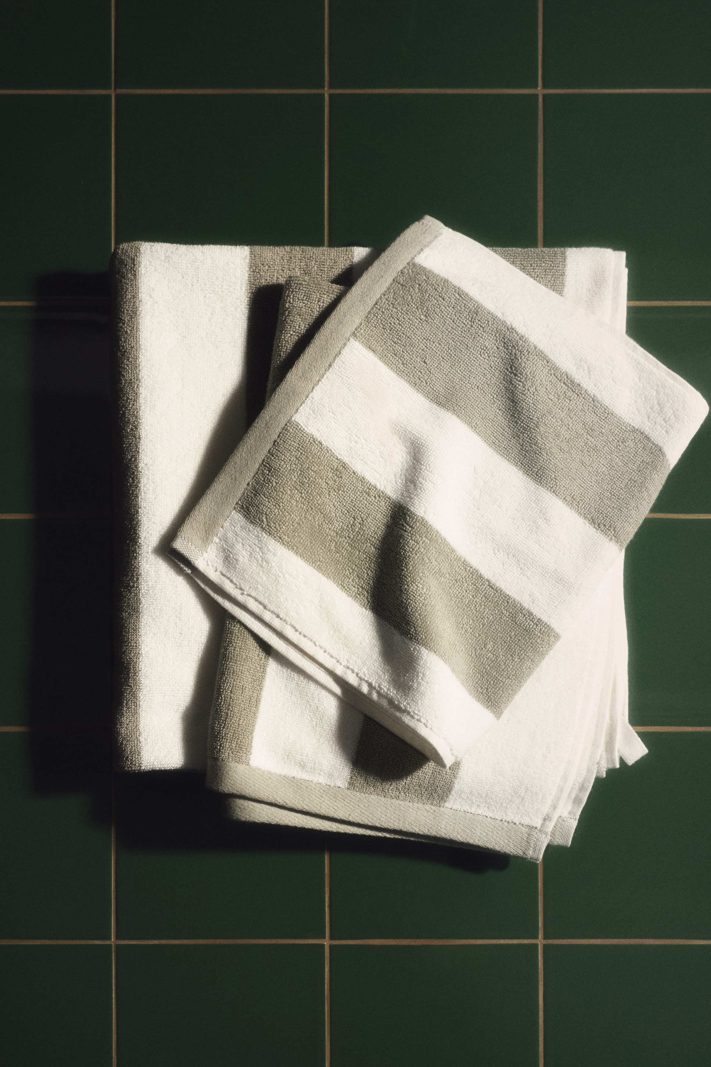 Ručník pro hosty z pruhovaného bavlněného froté - Světle zelená khaki/proužky/Tmavě hnědá/proužky/Kouřově zelená/proužky/Tlumená hnědá/proužky/Světle žlutá/proužky/Pudrově růžová/proužky/Světlá hnědošedá/proužky/Tmavě zelená khaki/pruhovaná/Námořnická modř/proužky/Tlumená bleděmodrá/proužky/Vínová/proužky/Šedá/proužky/Černá/proužky