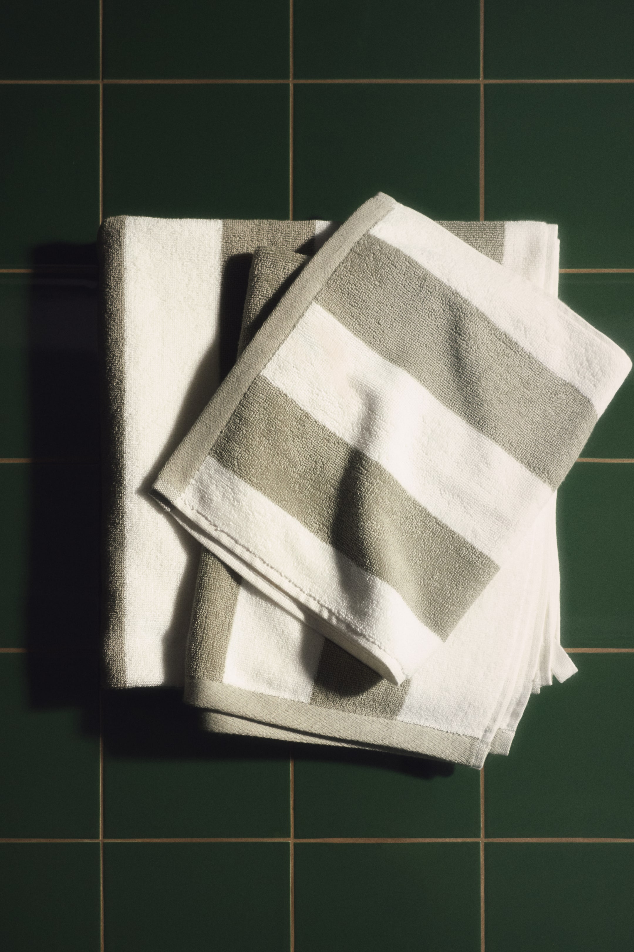 Ingrandisci l'immagine: Asciugamano per ospiti in spugna di cotone a righe - Verde kaki chiaro/righe - HOME | H&M CH 1