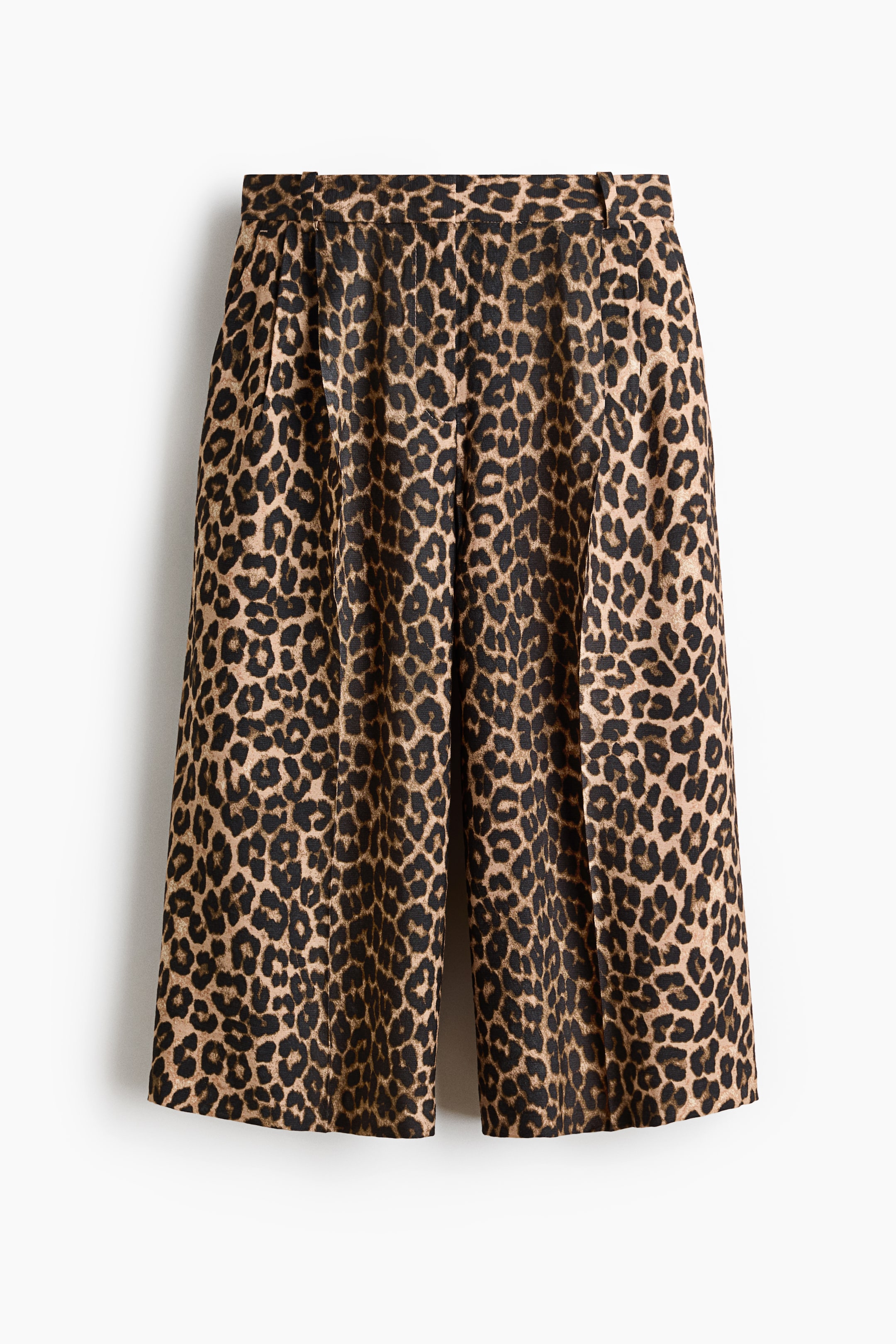 Ver imagen más grande: Los pantalones presentan un estampado de leopardo, con una cinturilla plana con trabillas y pliegues frontales profundos. Están cortados en un estilo de pierna ancha y recortada, mostrando bolsillos laterales.