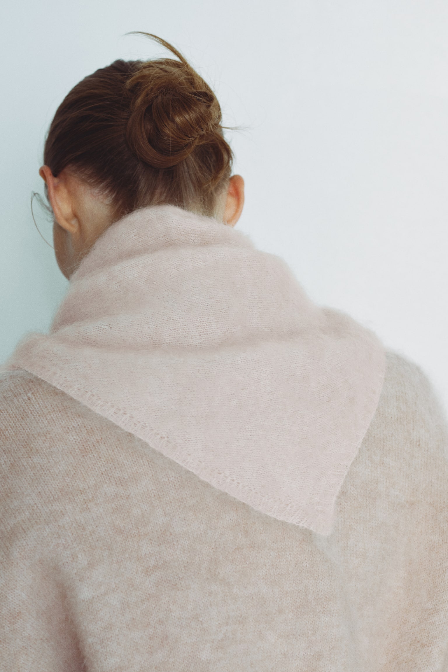 Женский шарф H&M Mohair-Blend Triangle, цвет: Светлый бежевый — фото 4