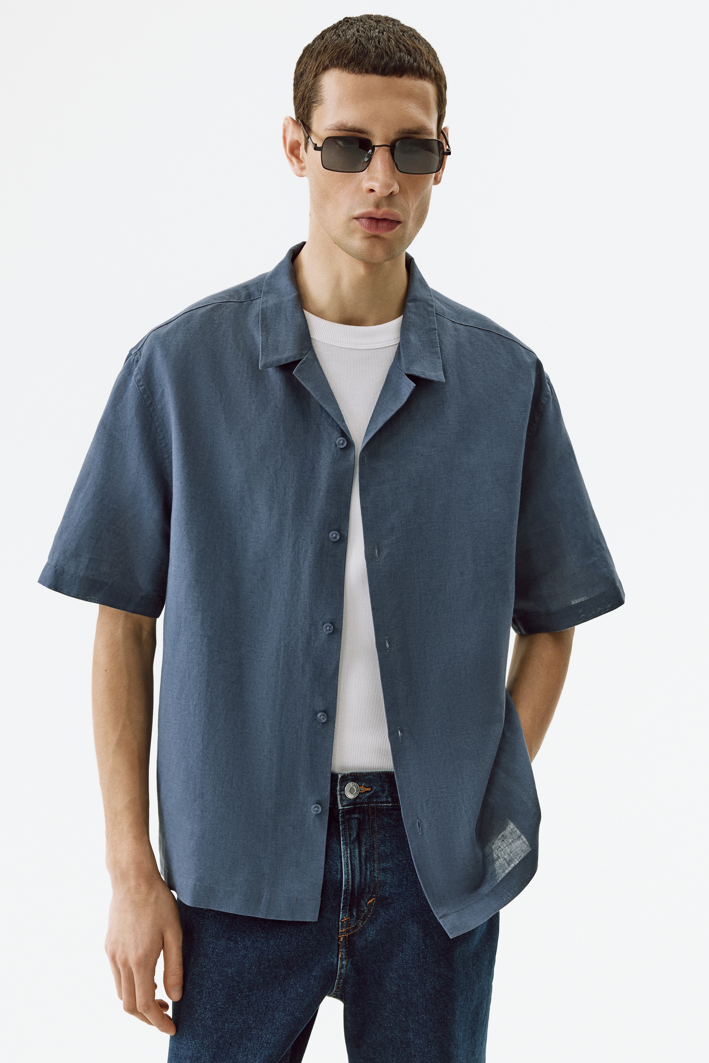 Kortærmet skjorte i hørblanding Relaxed Fit - Støvet blå/Mørk kakigrøn/Hvid/Stribet/Lys beige/Sort