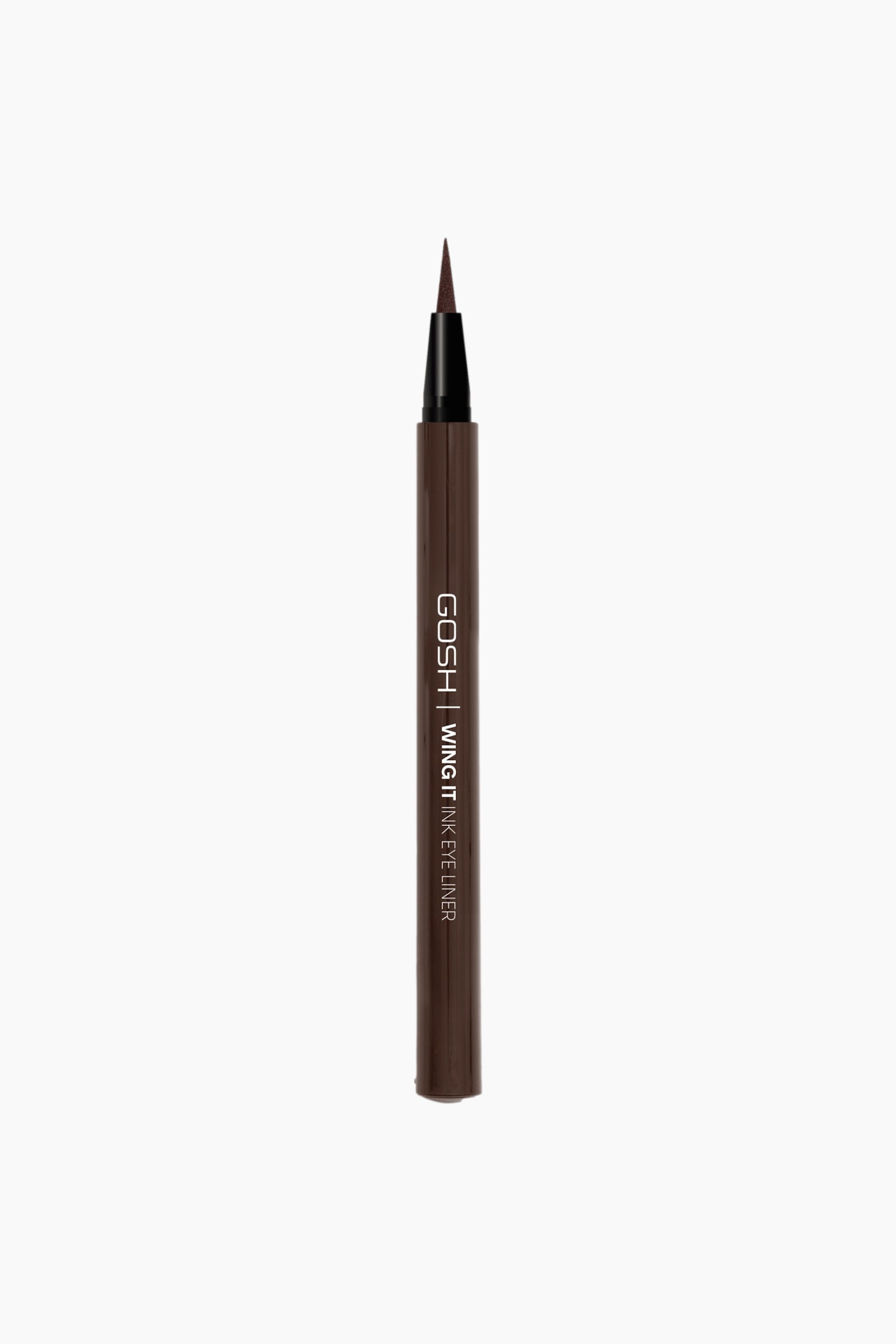 GOSH Wing It Ink Eye Liner on pystyasennossa, ja siinÃ¤ nÃ¤kyy sen tummanruskea sylinterimÃ¤inen runko, jossa on valkoinen pystysuuntainen brÃ¤ndÃ¤ys. Korkiton kynÃ¤ esittelee mustaa kaulusta ja terÃ¤vÃ¤Ã¤, kÃ¤rjellistÃ¤ huopakÃ¤rkisovellinta yhteensopivassa tummanruskeassa sÃ¤vyssÃ¤.