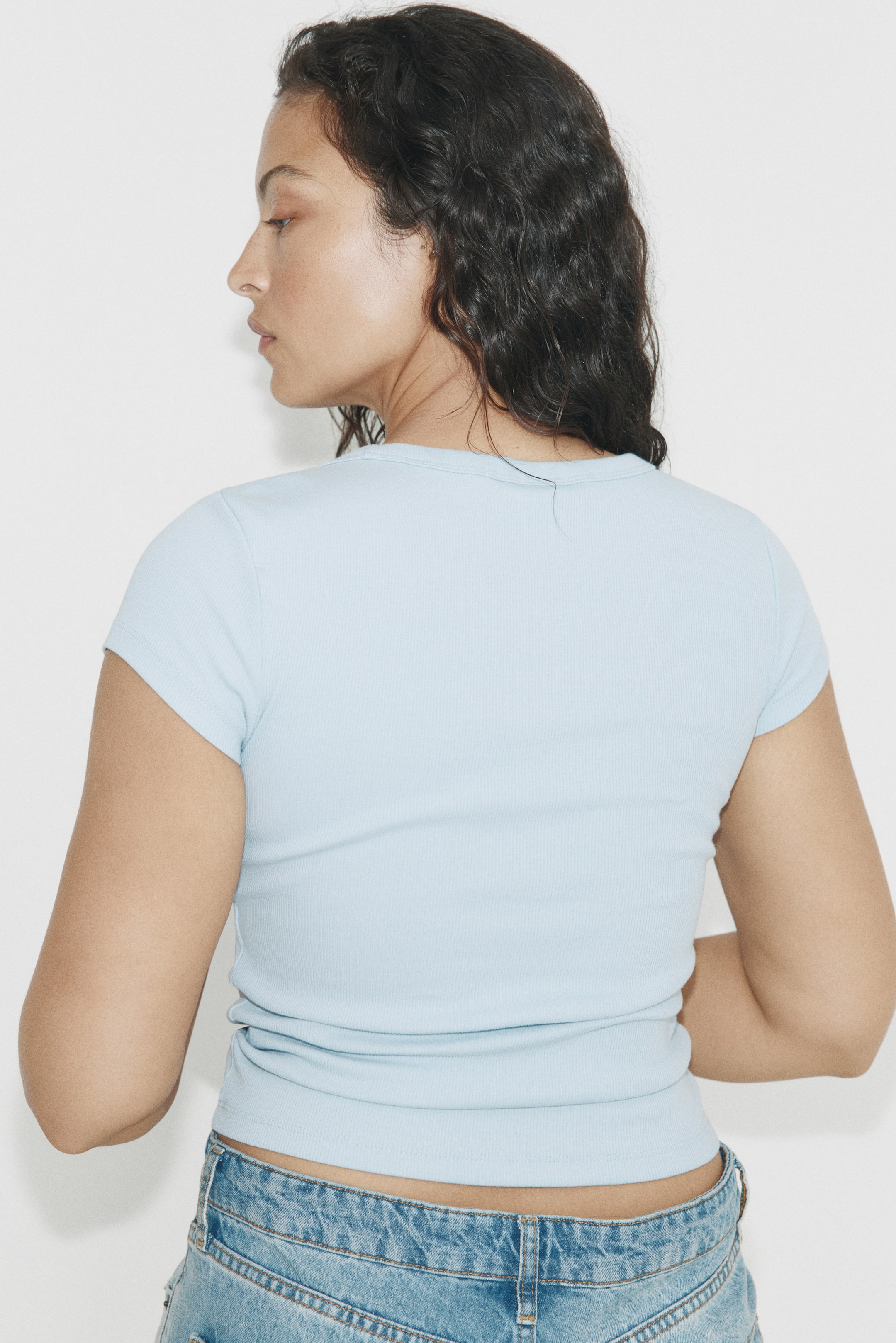 T-shirt côtelé avec encolure dégagée