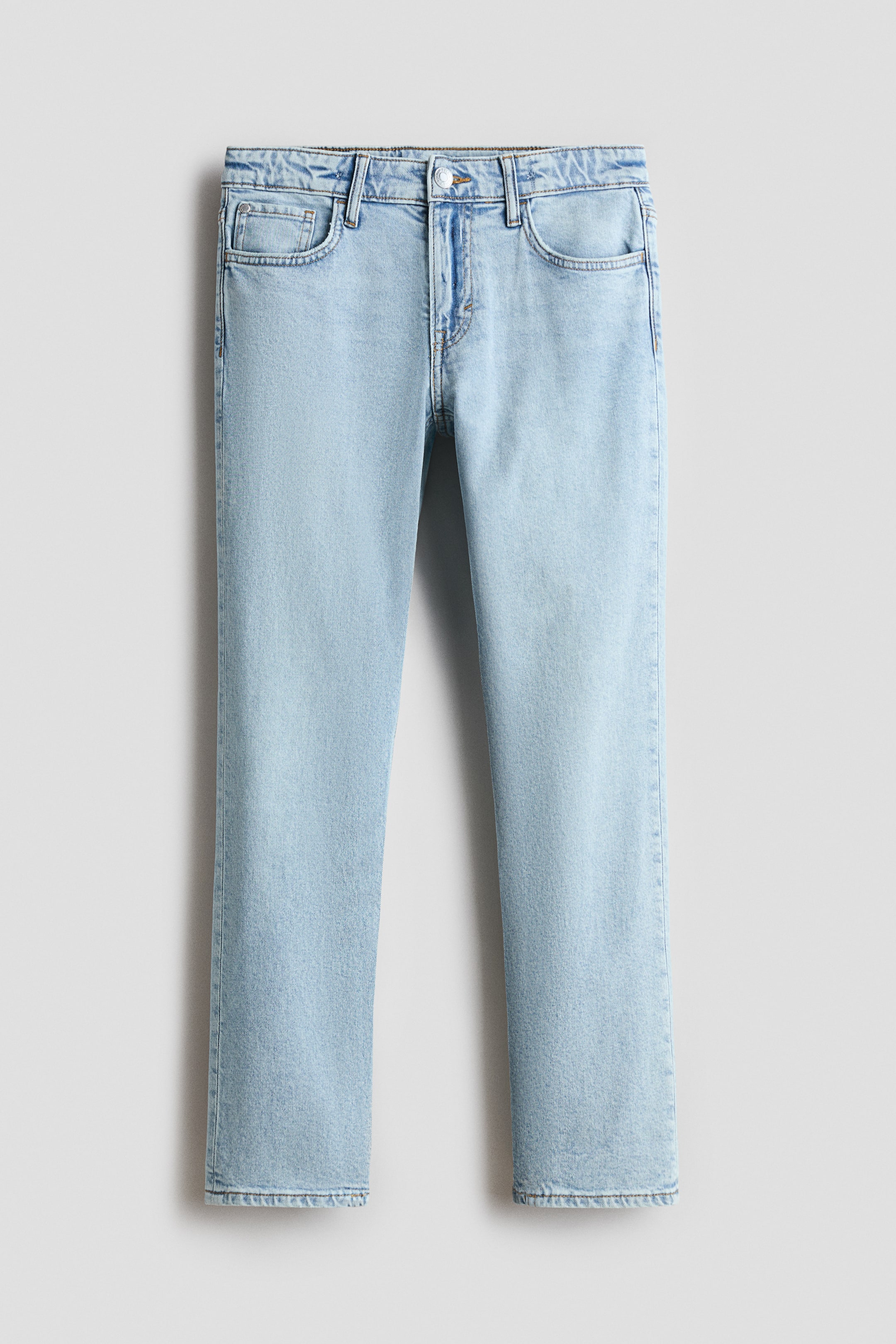 Näytä suurempi kuva: 5-taskut slim-fit-farkut esitellään edestäpäin, korostaen niiden vaaleansinistä pestyä denim-kangasta. Niissä on joustava vyötärö, vetoketjusepalus napilla ja suorat helmat.