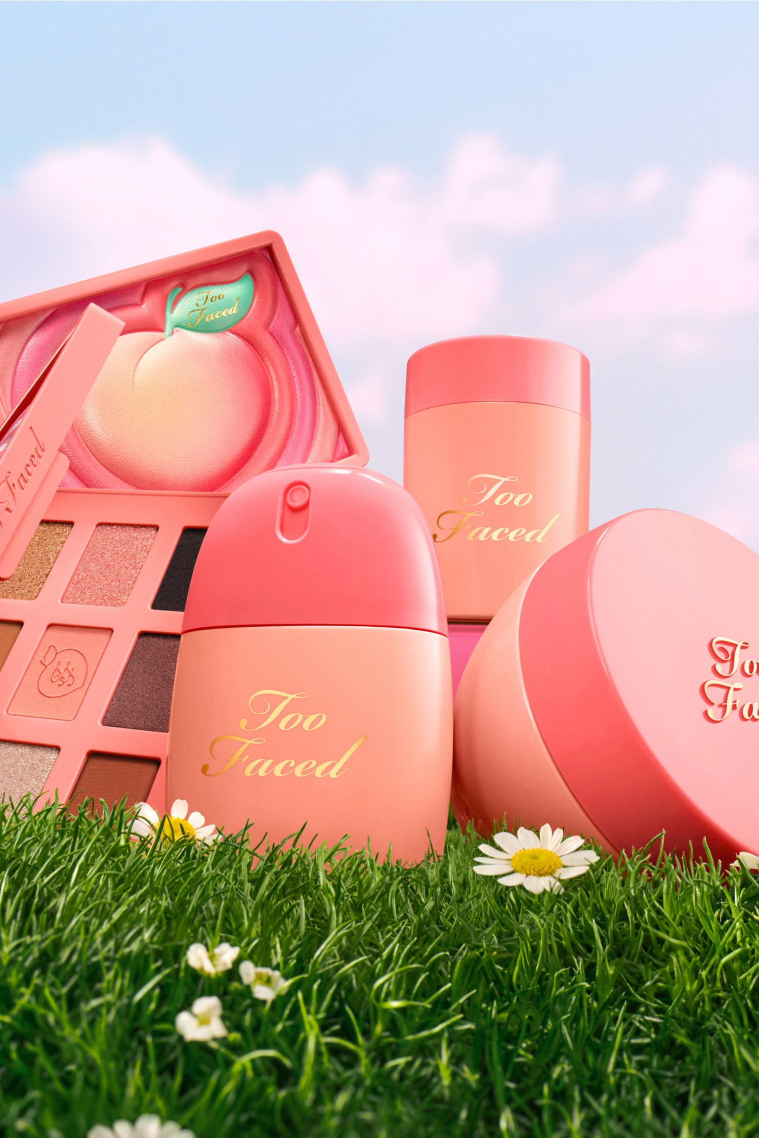 Sweet Peach Ã¶gonskuggspalett med 9 nyanser visas bÃ¥de stÃ¤ngd och Ã¶ppen, framifrÃ¥n. Den stÃ¤ngda paletten till vÃ¤nster visar en upphÃ¶jd persikografik mot en rosa virvlad bakgrund, medan den Ã¶ppna paletten till hÃ¶ger visar en inre spegel och nio fyrkantiga Ã¶gonskuggsnyanser i matta och skimrande finishar, frÃ¥n ljus persika till mÃ¶rkbrun.