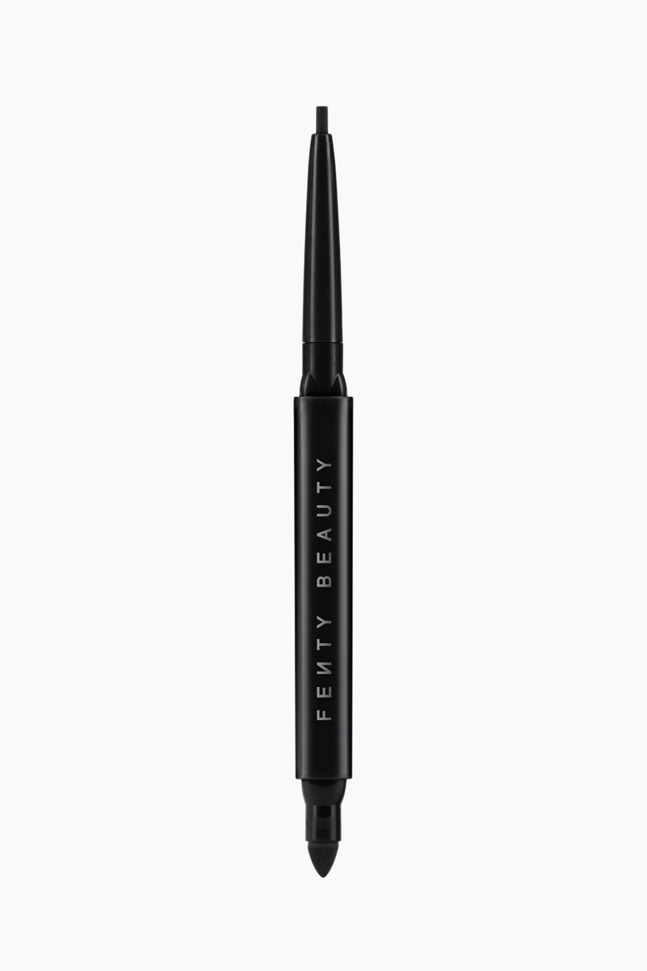 Visa större bild: En svart dubbeländad gel-eyelinerpenna står vertikalt och har en smal, utdragbar eyeliner-spets upptill samt en spetsig svamp för uttoning nedtill. Den mattsvarta hylsan visar varumärkesnamnet "FENTY BEAUTY" vertikalt i silverfärgad text.