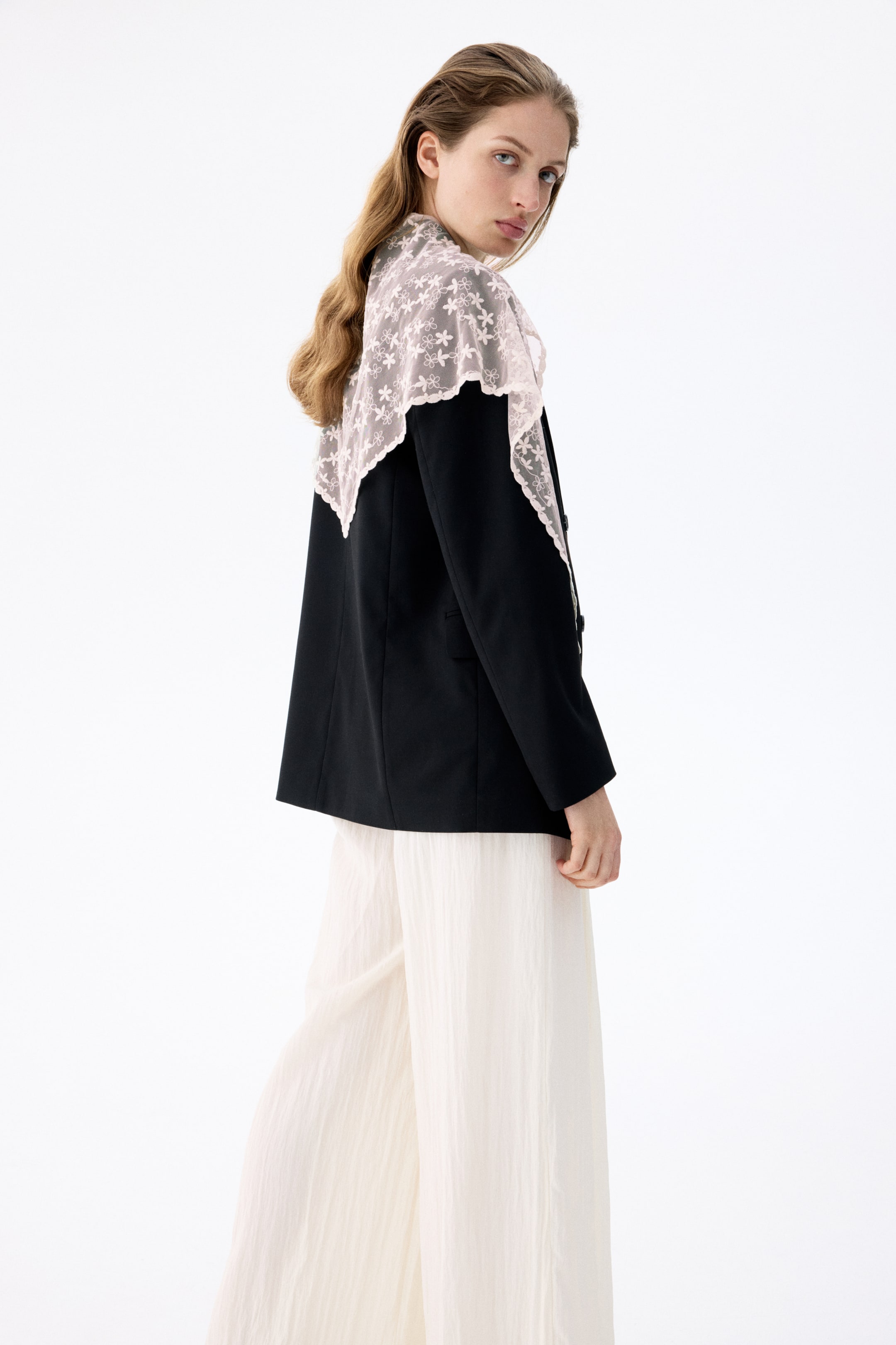Foulard de hanches en filet brodé