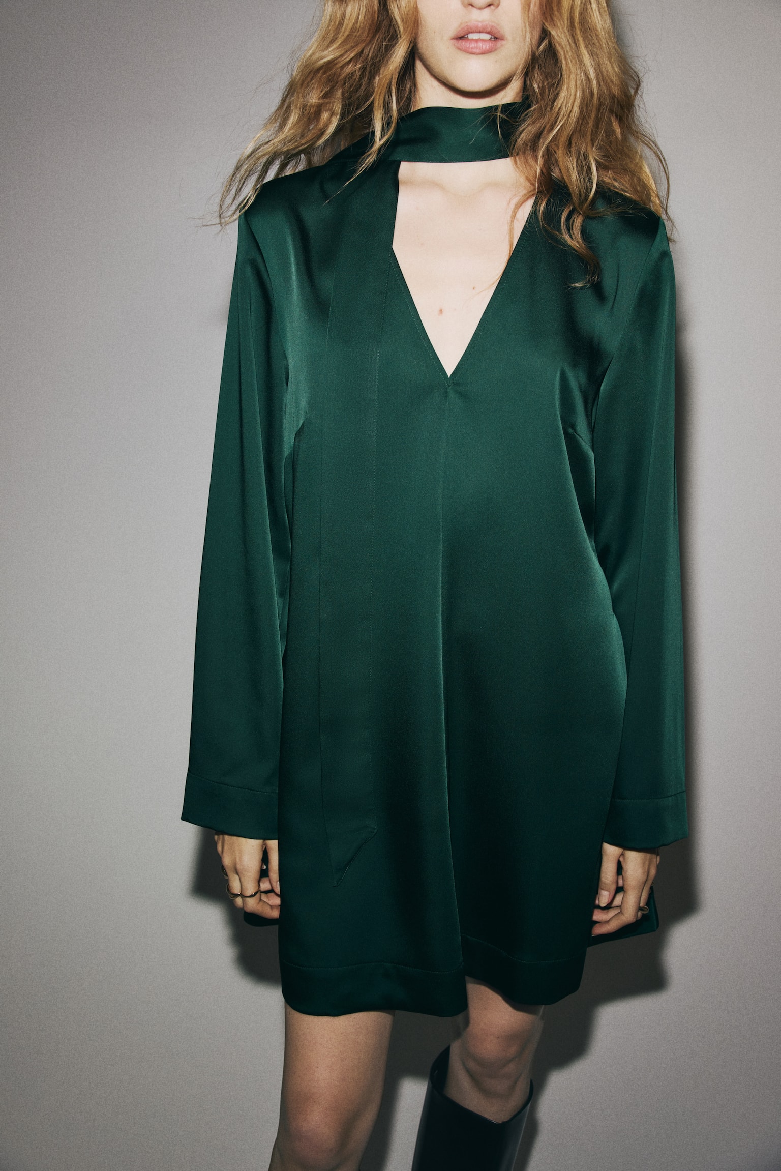 Saténové šaty so šálom - Tmavozelená/Čierna - 5