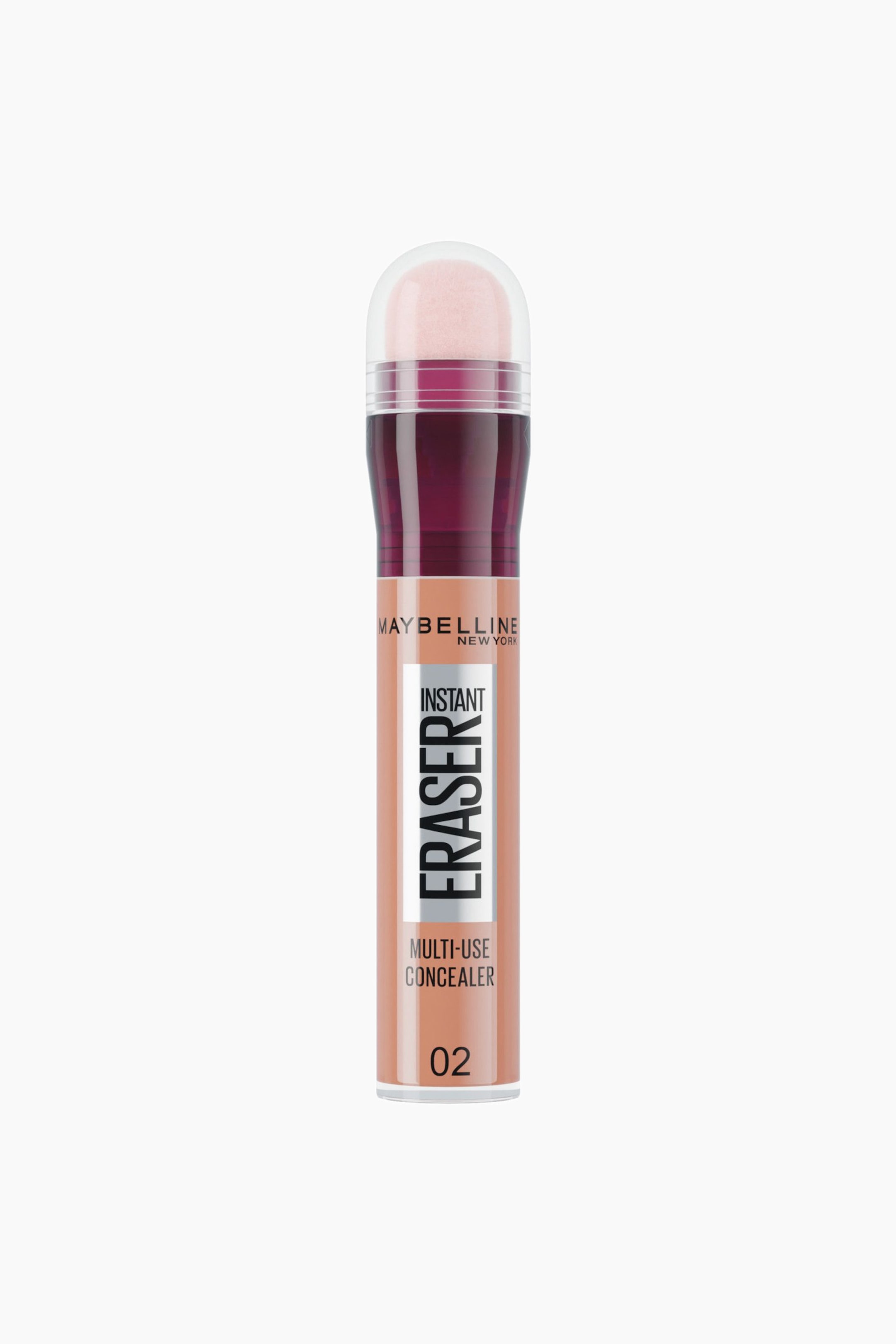 Se større billede: En tube Maybelline Instant Eraser Multi-Use Concealer i farven 02 står oprejst og vender fremad, hvilket fremhæver dens lysebeige flydende formel, en bordeauxfarvet drejekrave og en afrundet svampeapplikator under en klar beskyttelseshætte.